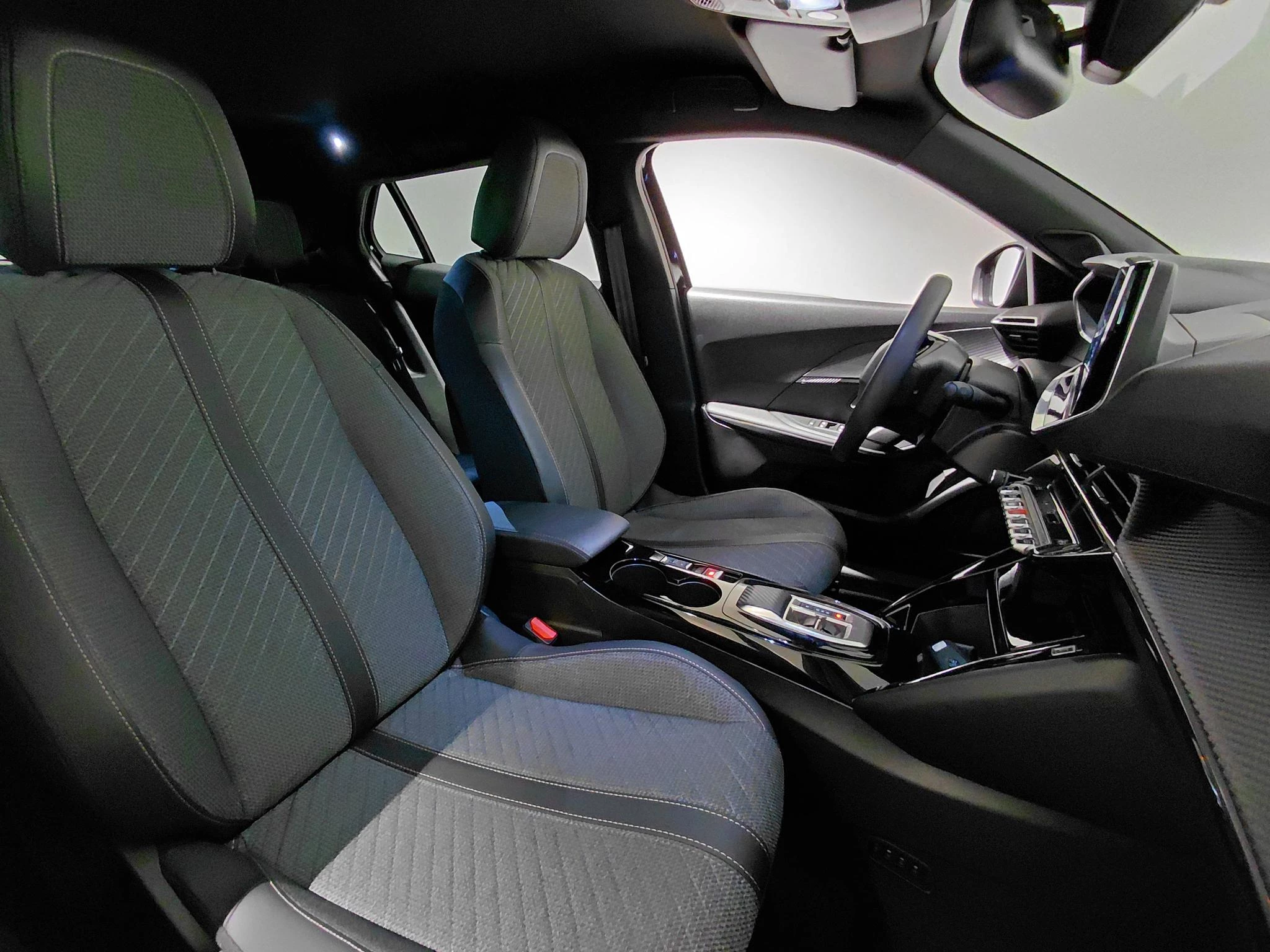 Peugeot-e-2008-image-19