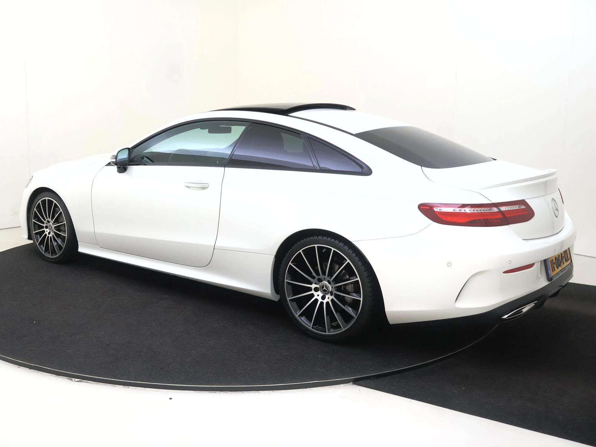 Mercedes-Benz-E-Klasse-image-2