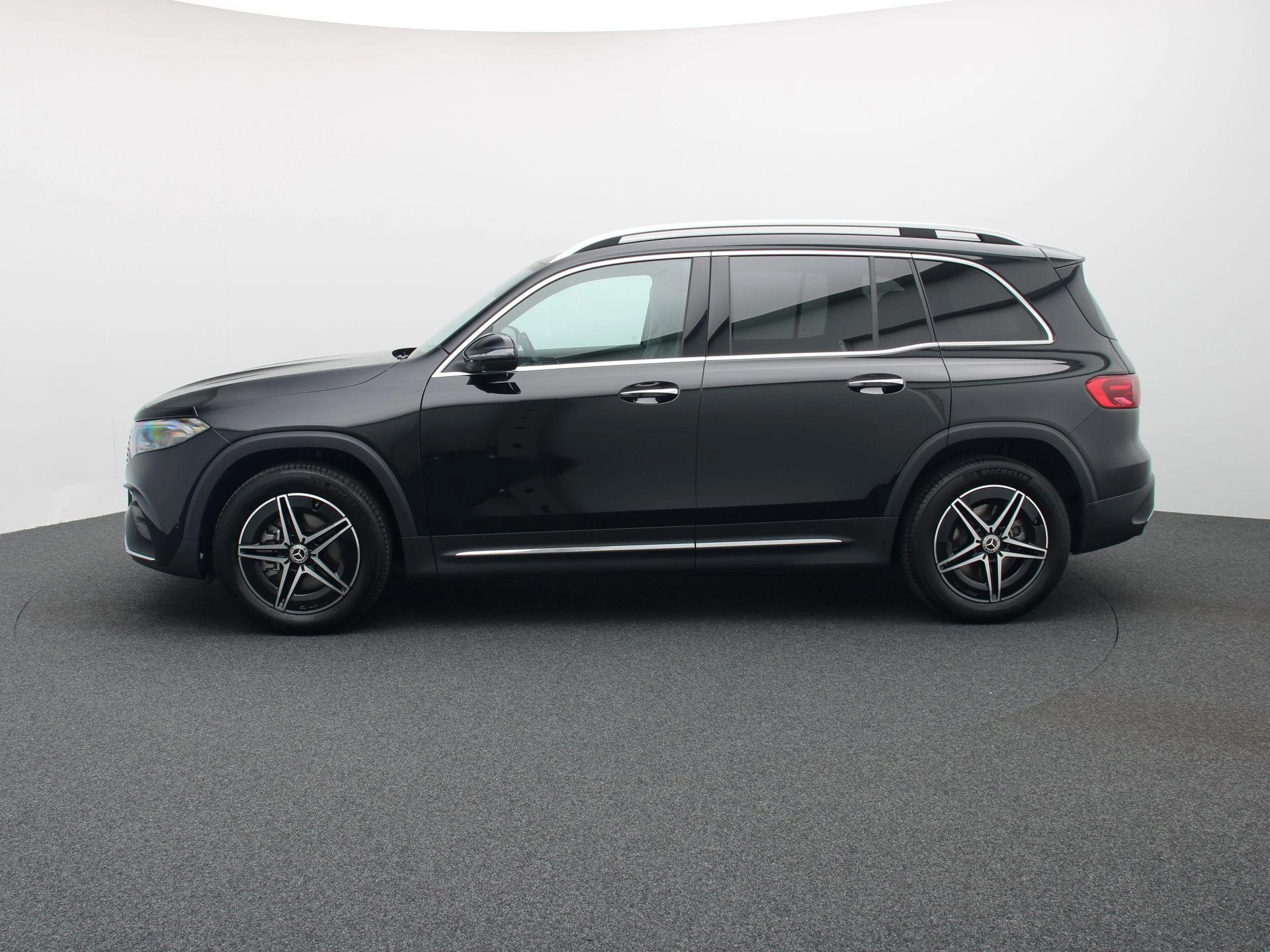 Mercedes-Benz-EQB-image-3