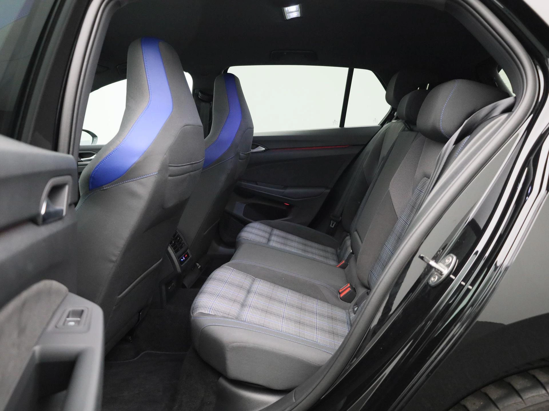 Volkswagen-Golf-image-11