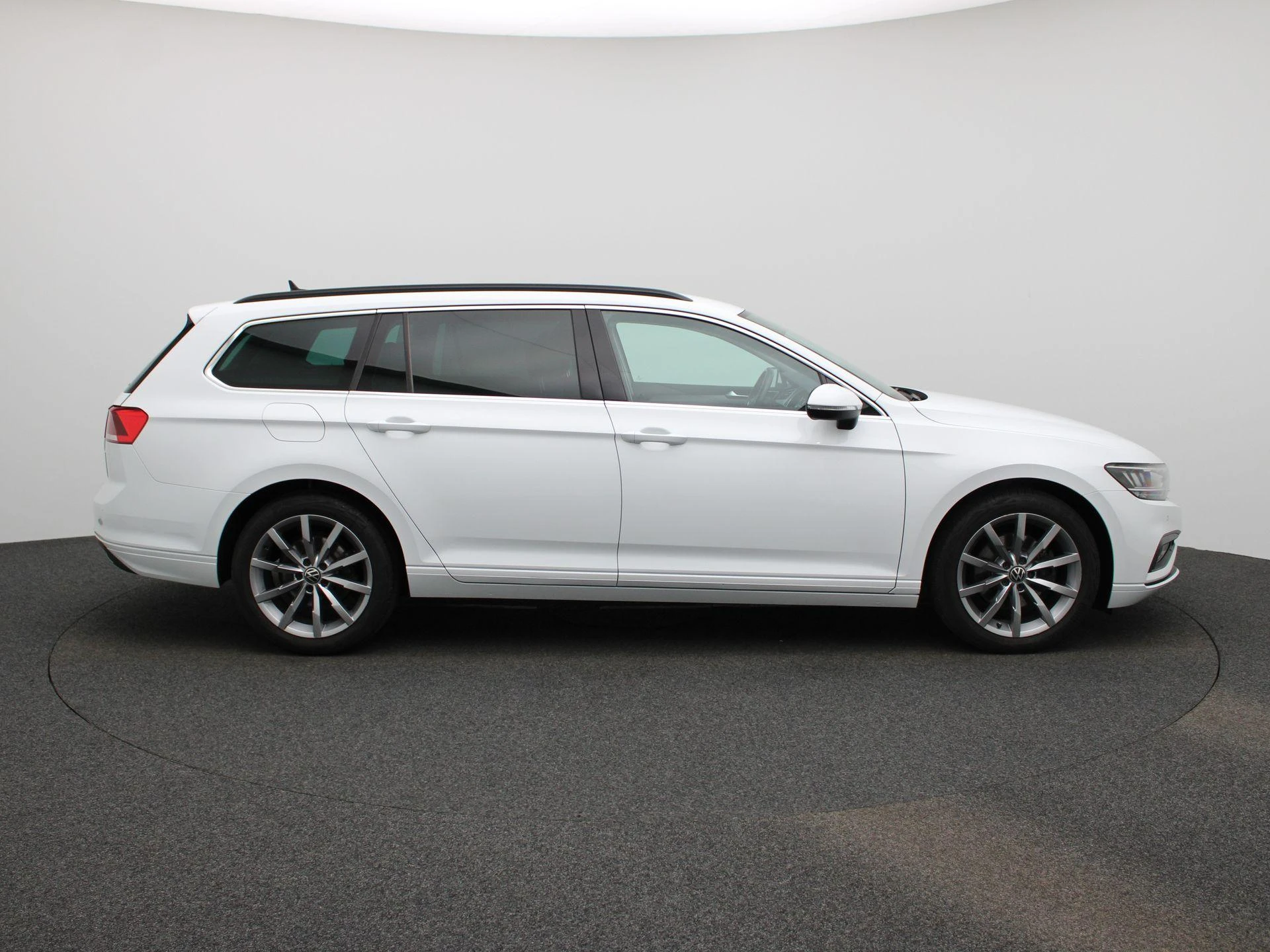 Volkswagen-Passat-image-5