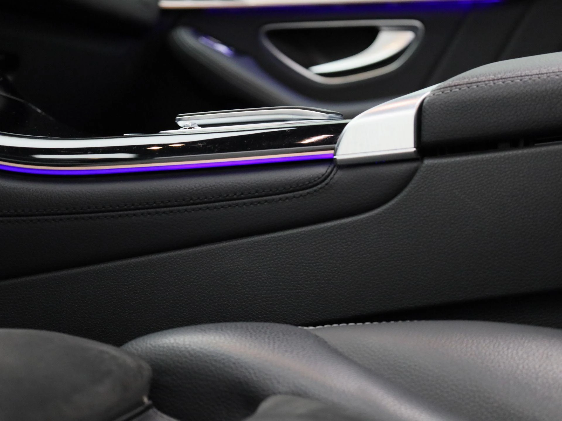 Mercedes-Benz-EQC-image-45