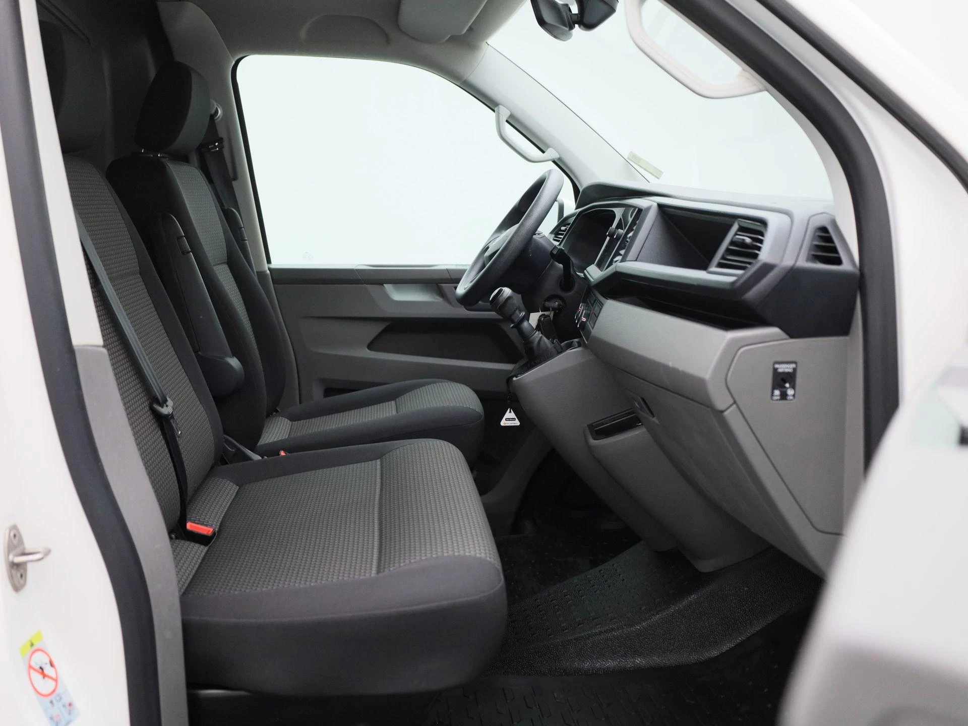Volkswagen-Transporter-image-11