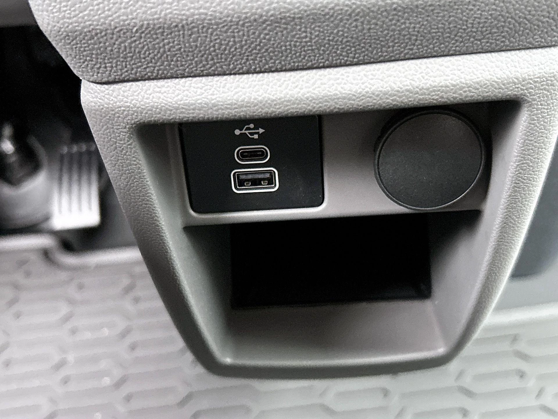 Volkswagen-Transporter-image-28