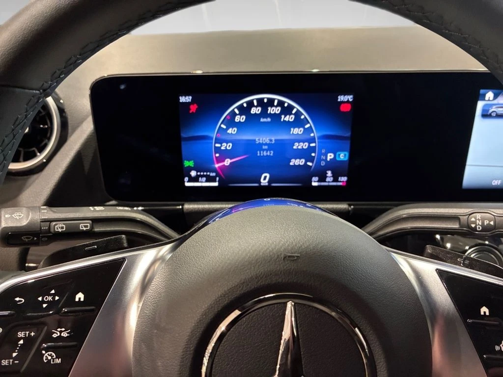 Mercedes-Benz-GLA 200 d-image-6