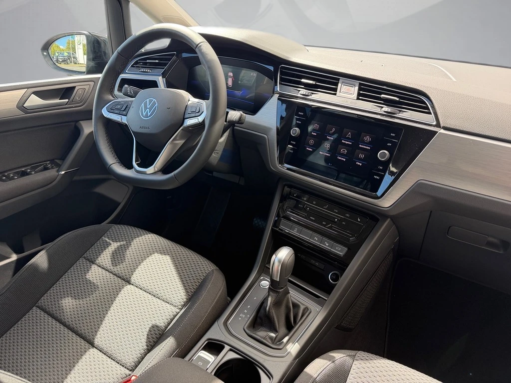 Volkswagen-Touran-image-11