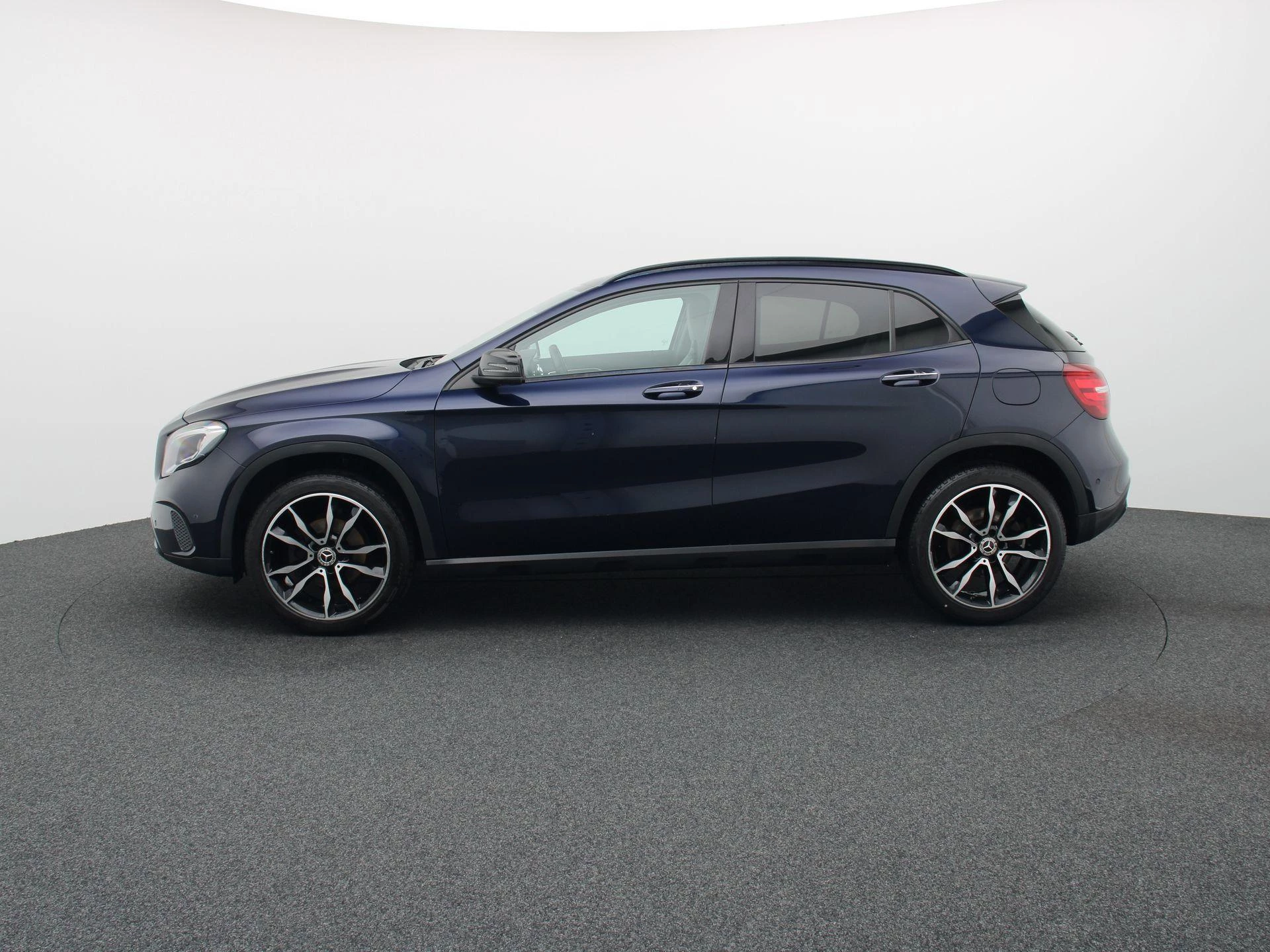 Mercedes-Benz GLA 200 d Business Solution + LED + AUTO AIRCO + CAMERA +