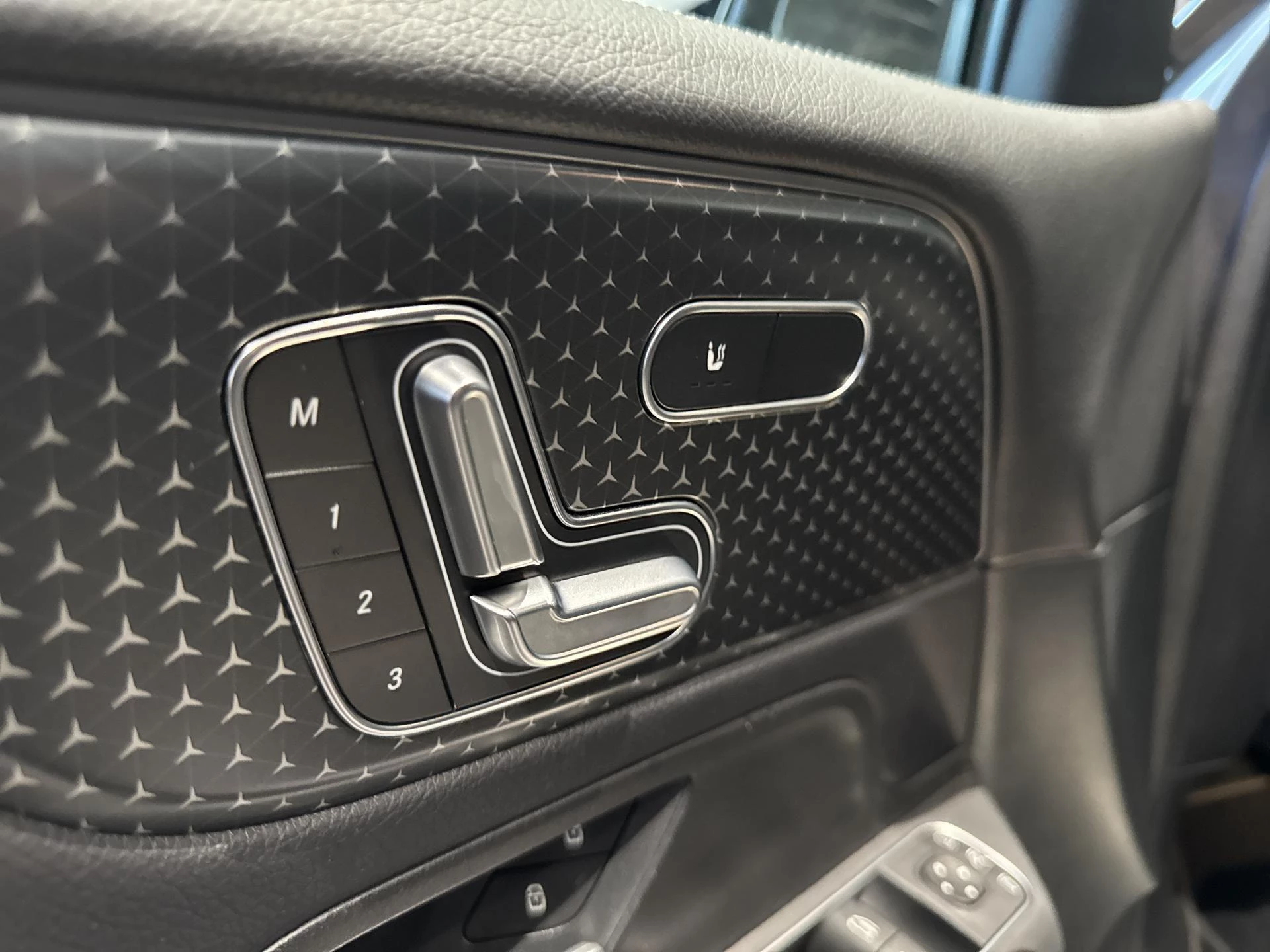 Mercedes-Benz GLB 200 Luxury Line + LEDER + PANO DAK + TREKHAAK + MULTIBEAM +