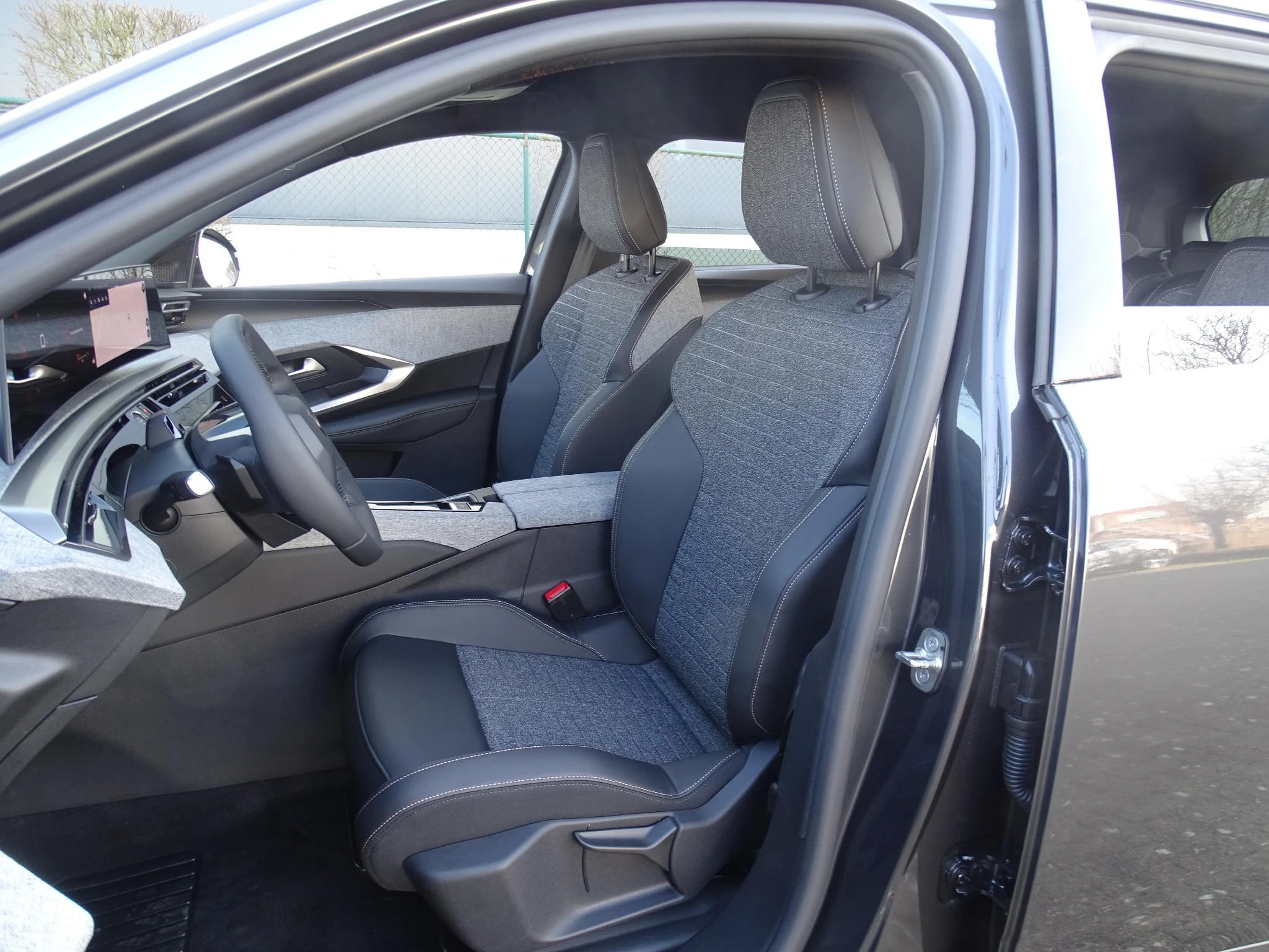 Peugeot-e-5008-image-4