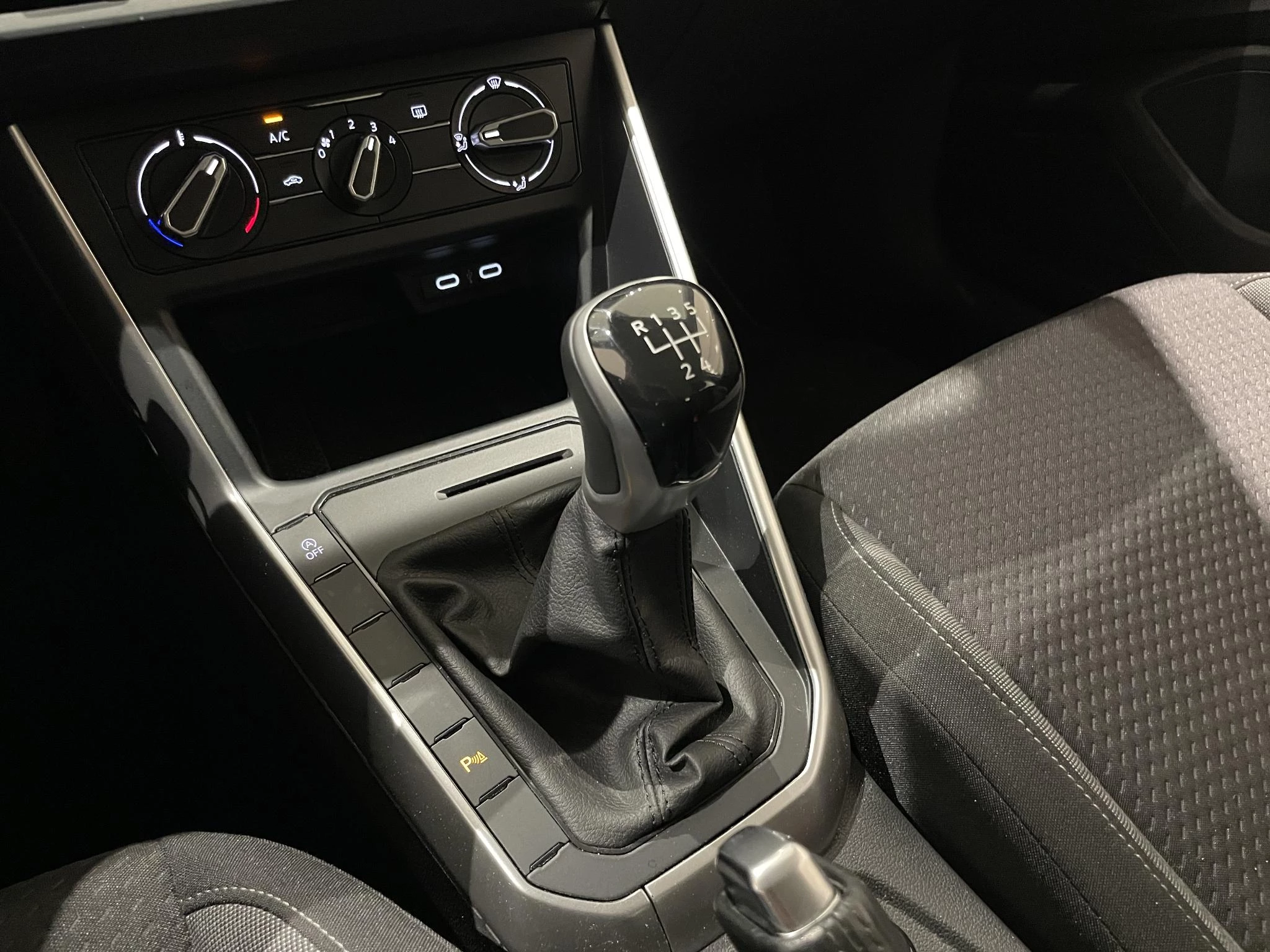 Volkswagen-Polo-image-24