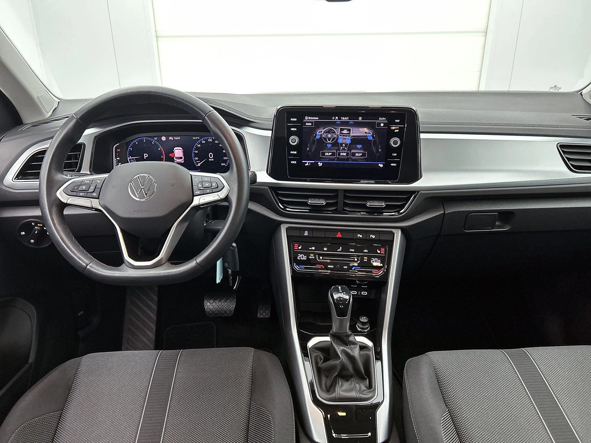 Volkswagen-T-Roc-image-23