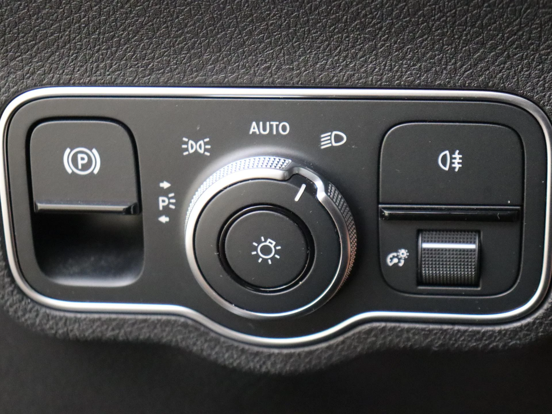 Mercedes-Benz-EQB-image-24