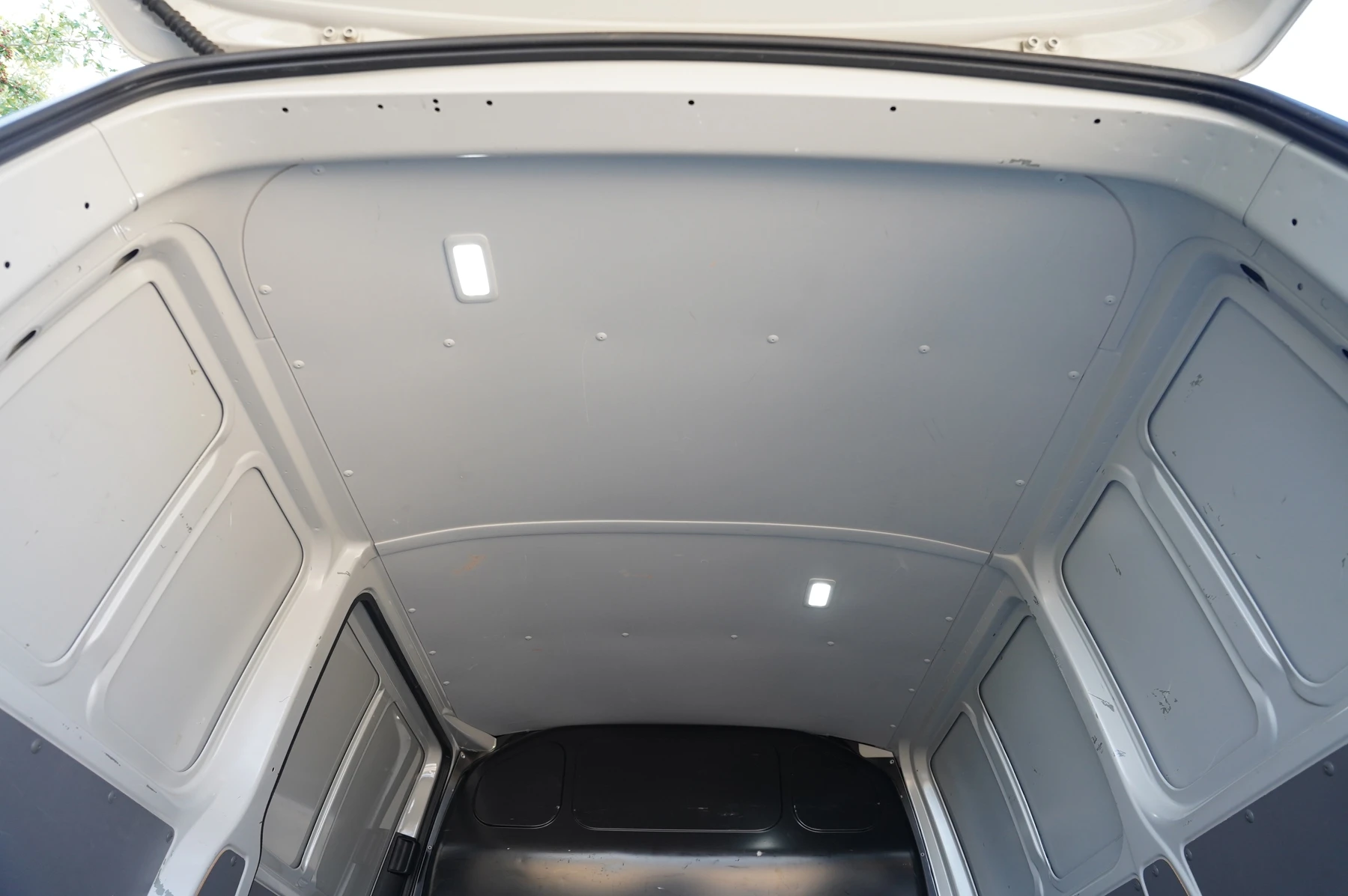 Volkswagen-Transporter-image-25