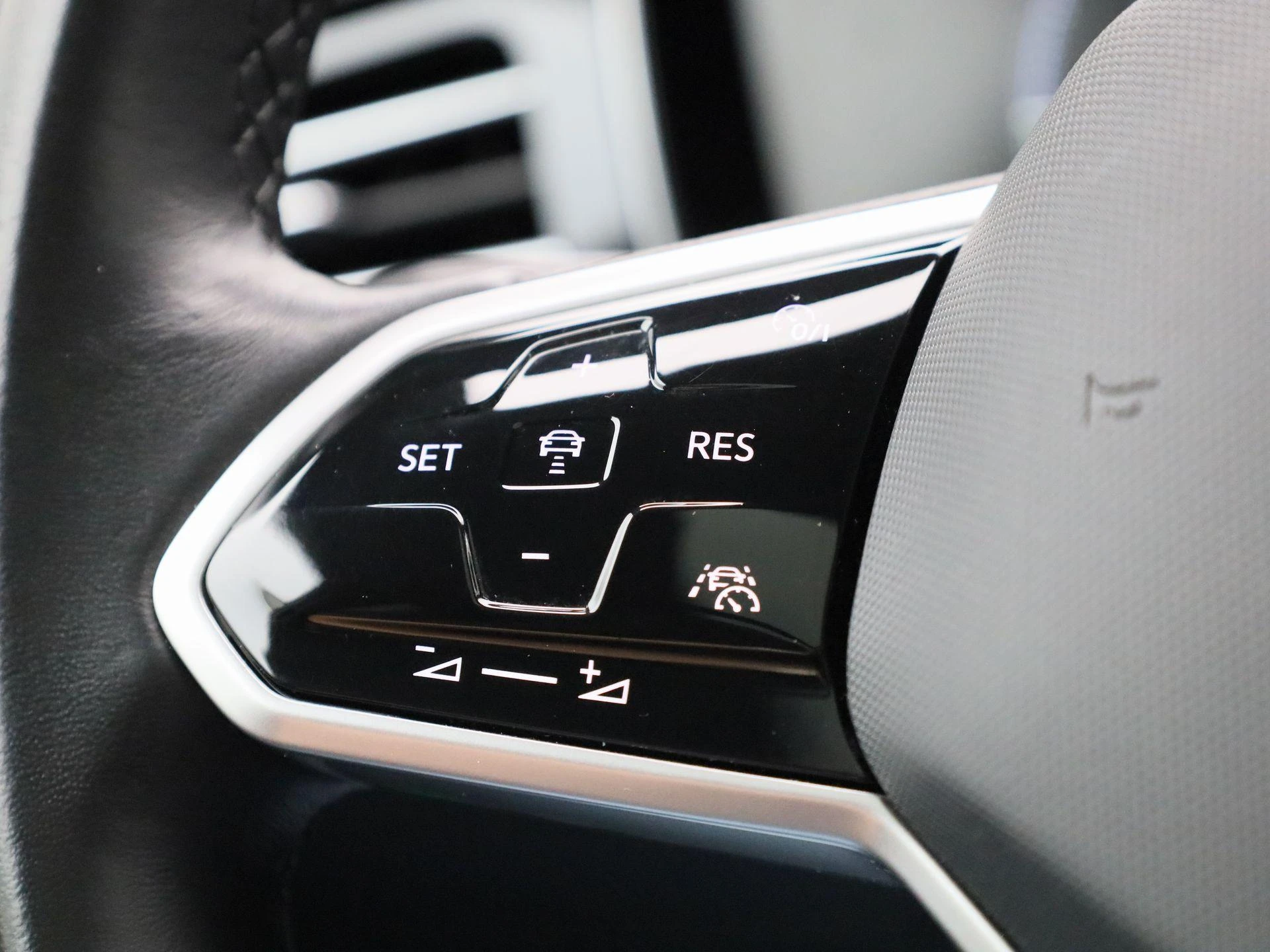 Volkswagen-Touareg-image-21
