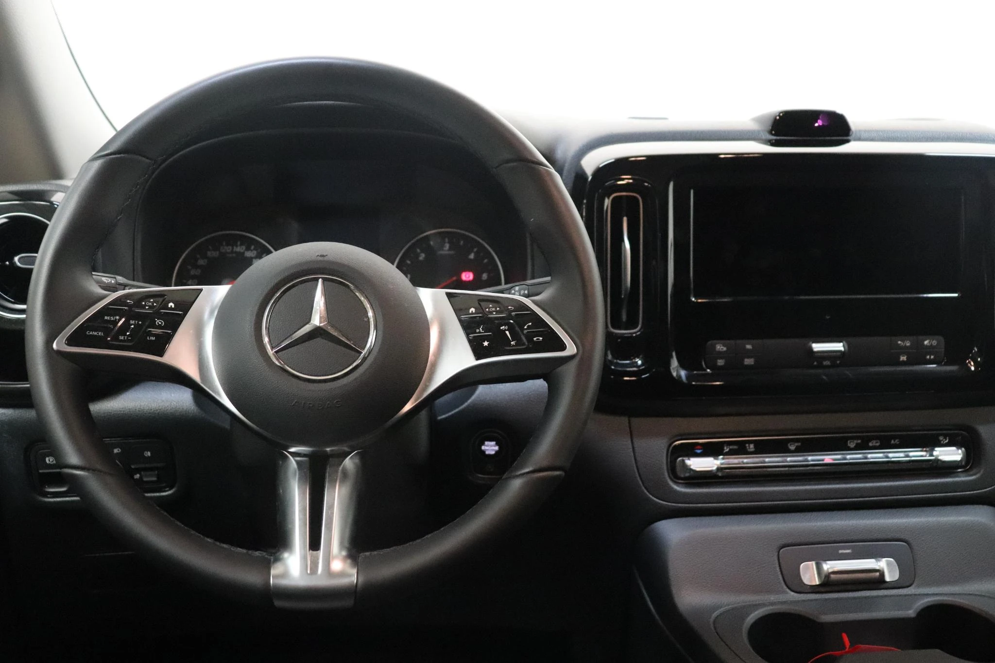 Mercedes-Benz-Vito-image-14