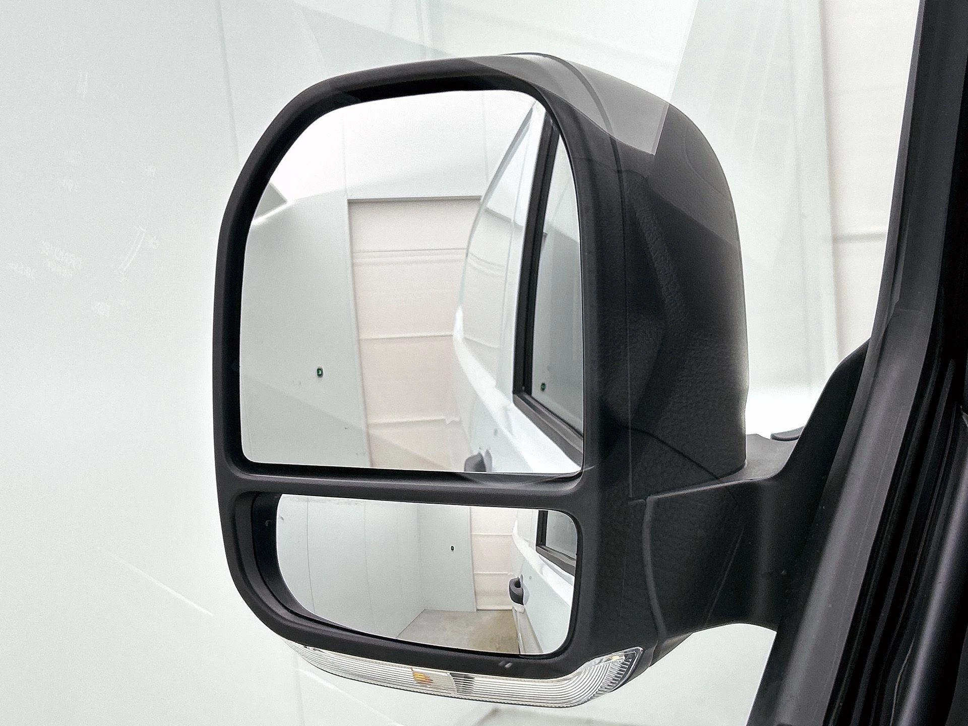 Volkswagen-e-Transporter-image-24