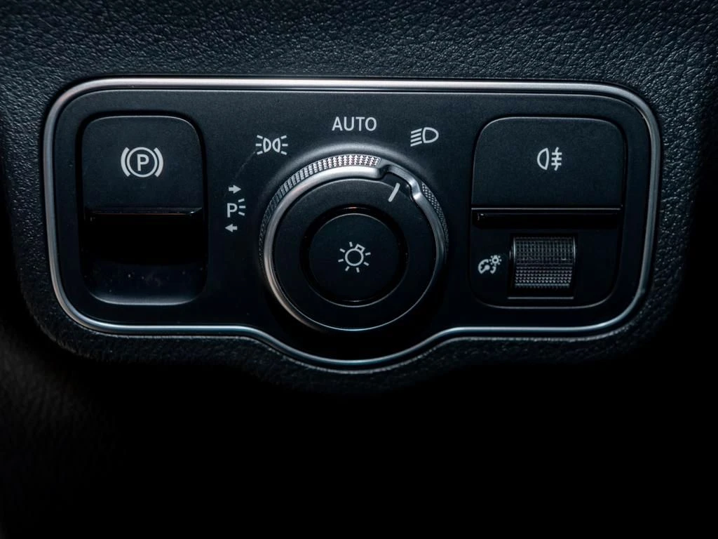 Mercedes-Benz-GLA 200 d-image-14
