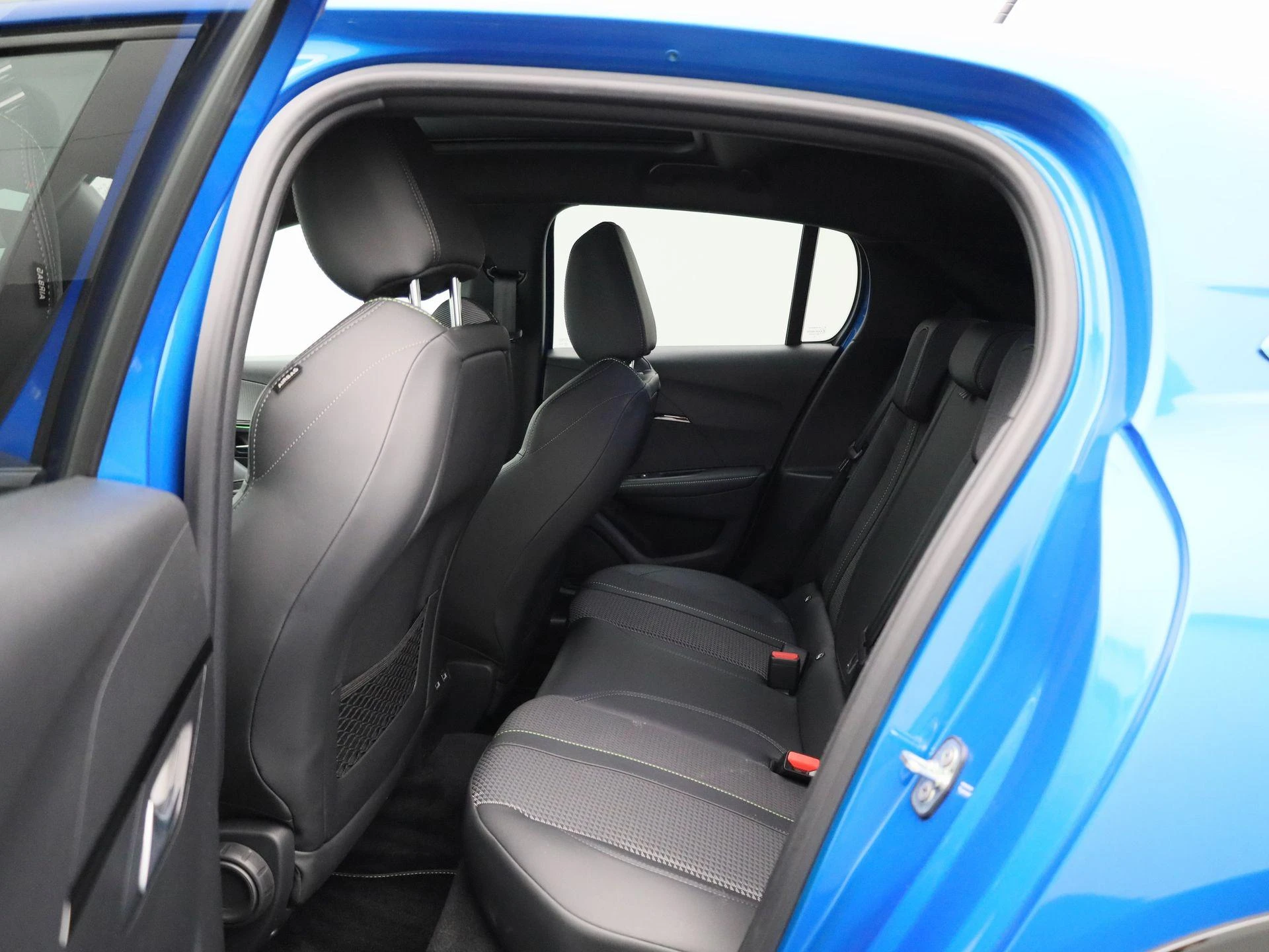 Peugeot-e-208-image-11