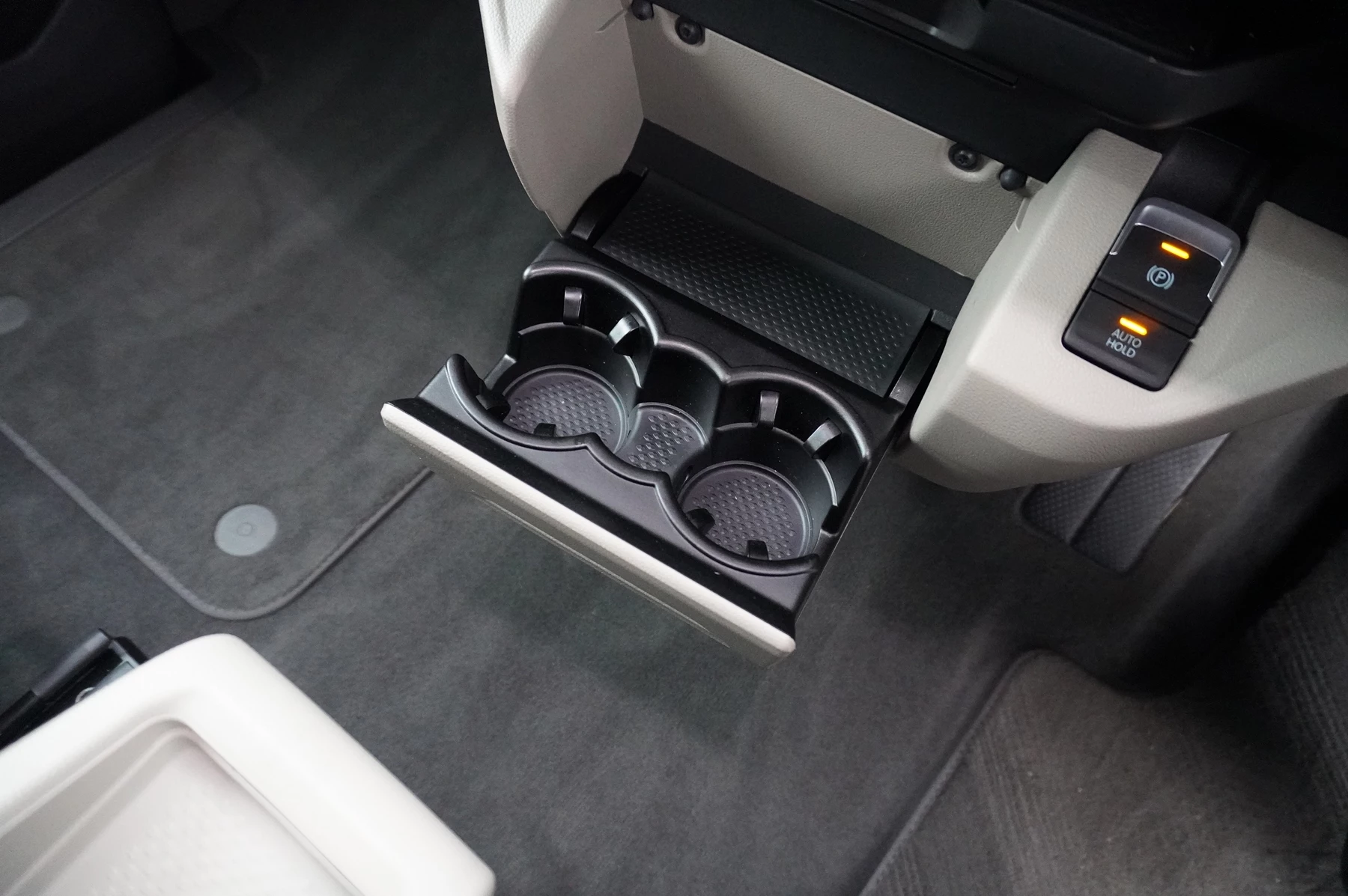 Volkswagen-Multivan-image-28