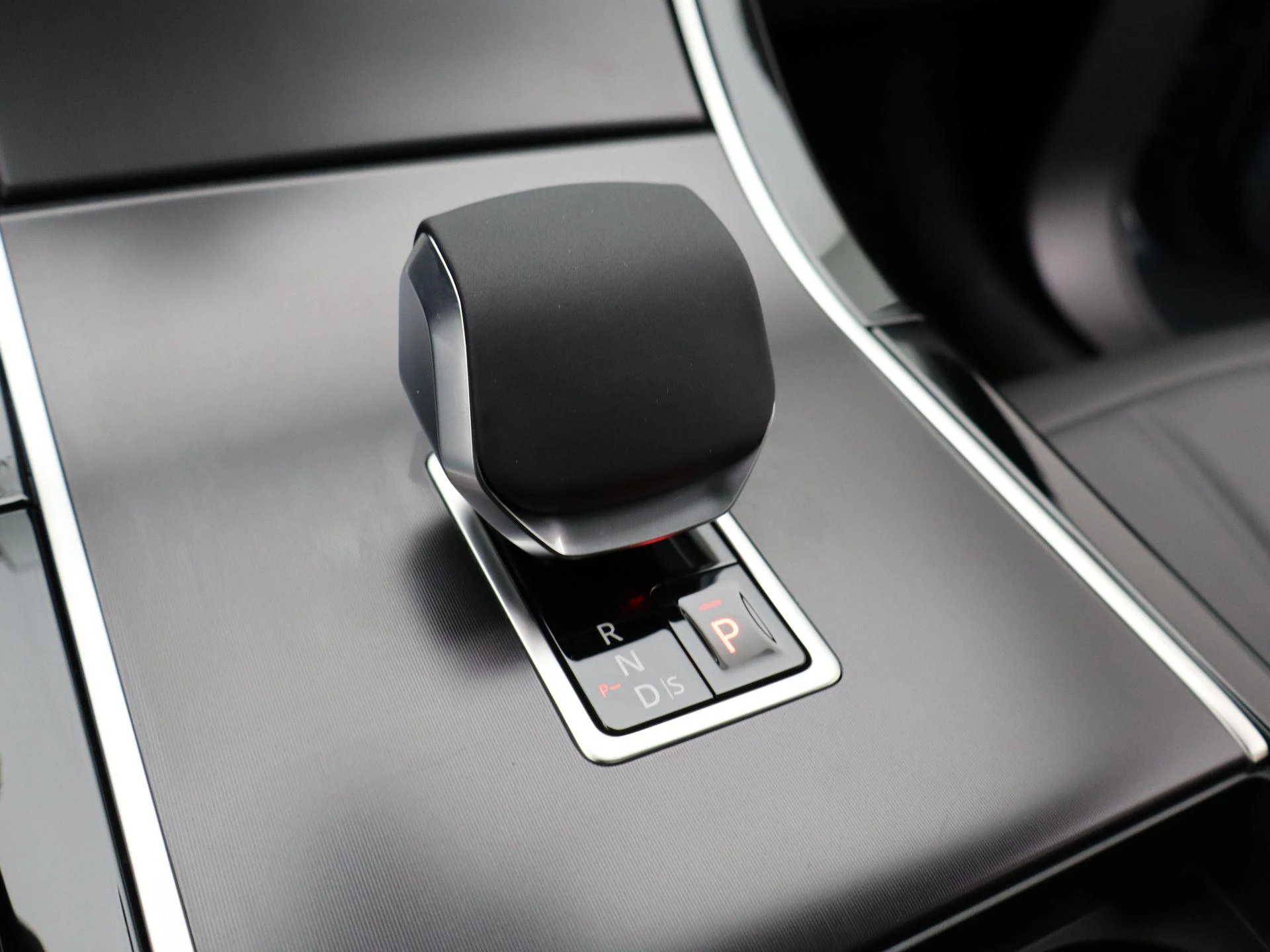 Land Rover-Range Rover Evoque-image-18