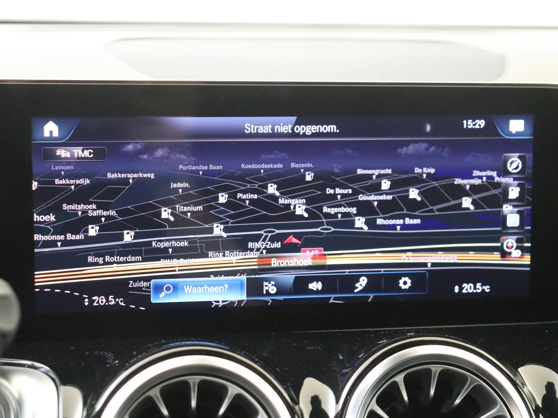 Mercedes-Benz-EQB-image-17