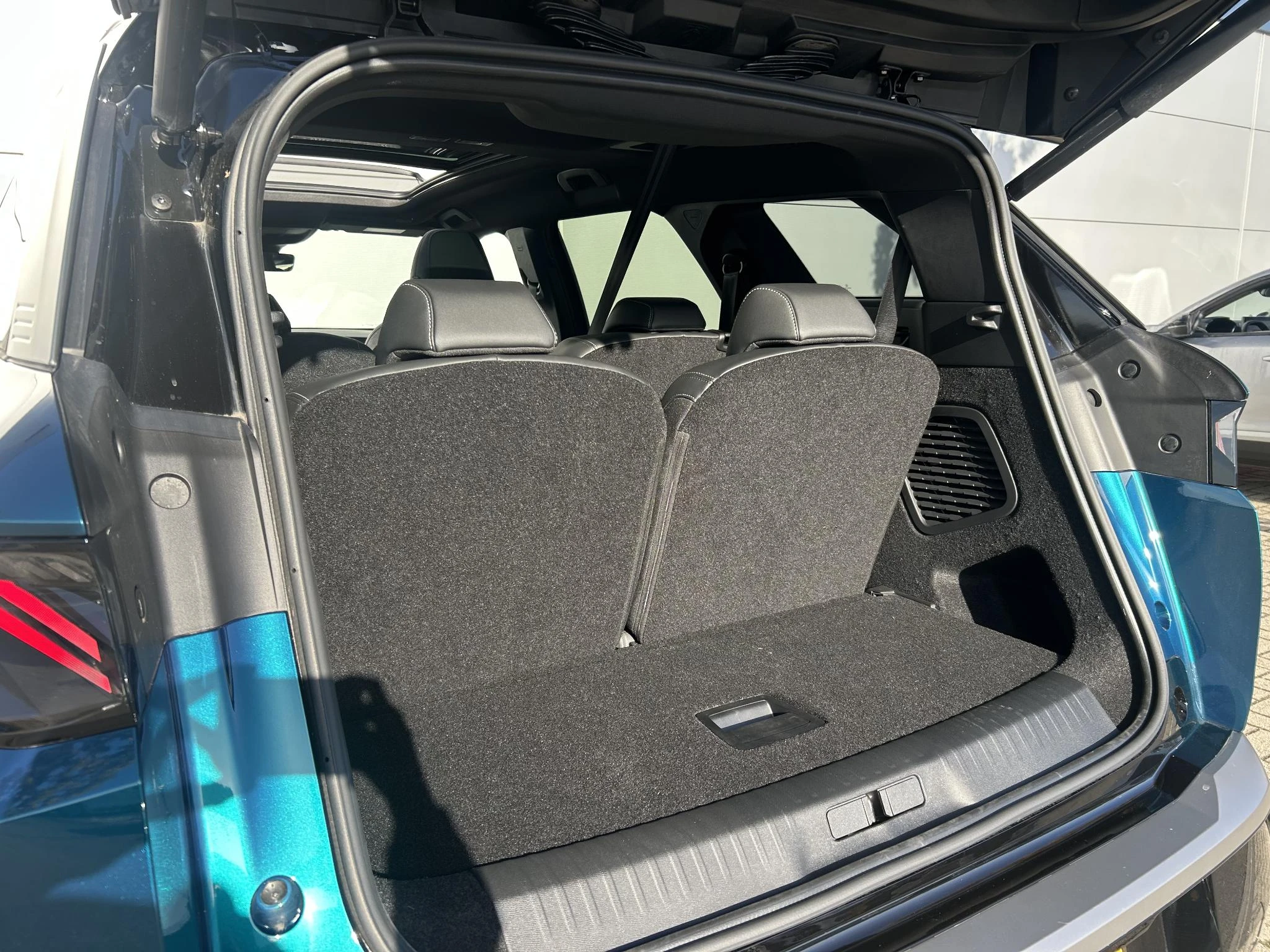 Peugeot-e-5008-image-23