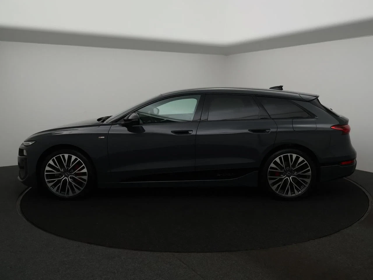 Audi-A6 Avant e-tron-image-3