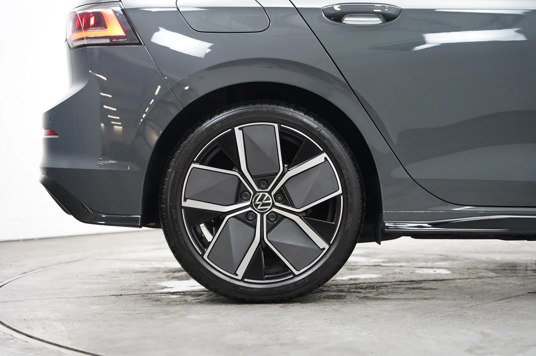 Volkswagen-Golf-image-34