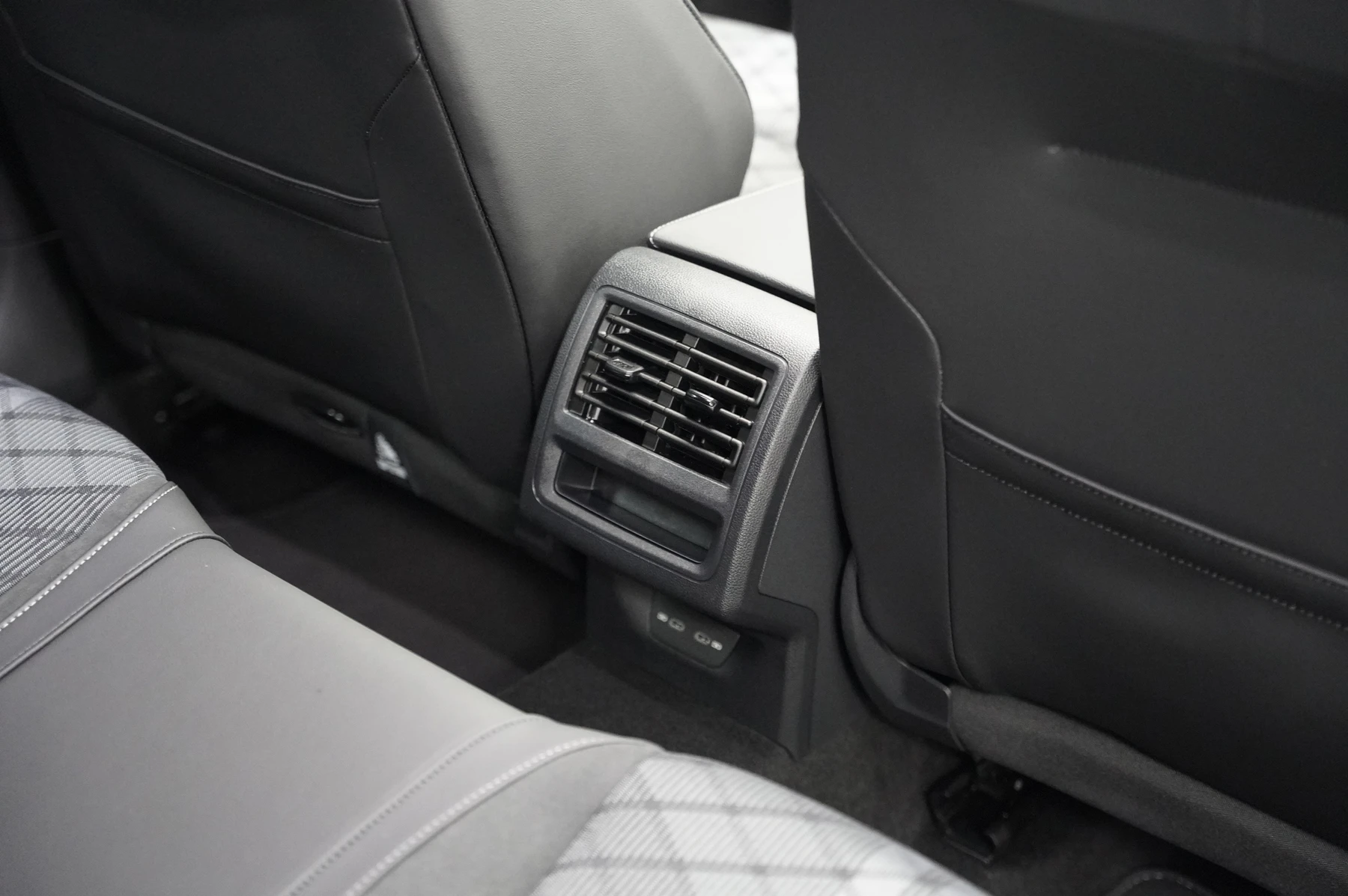 Volkswagen-Golf-image-28