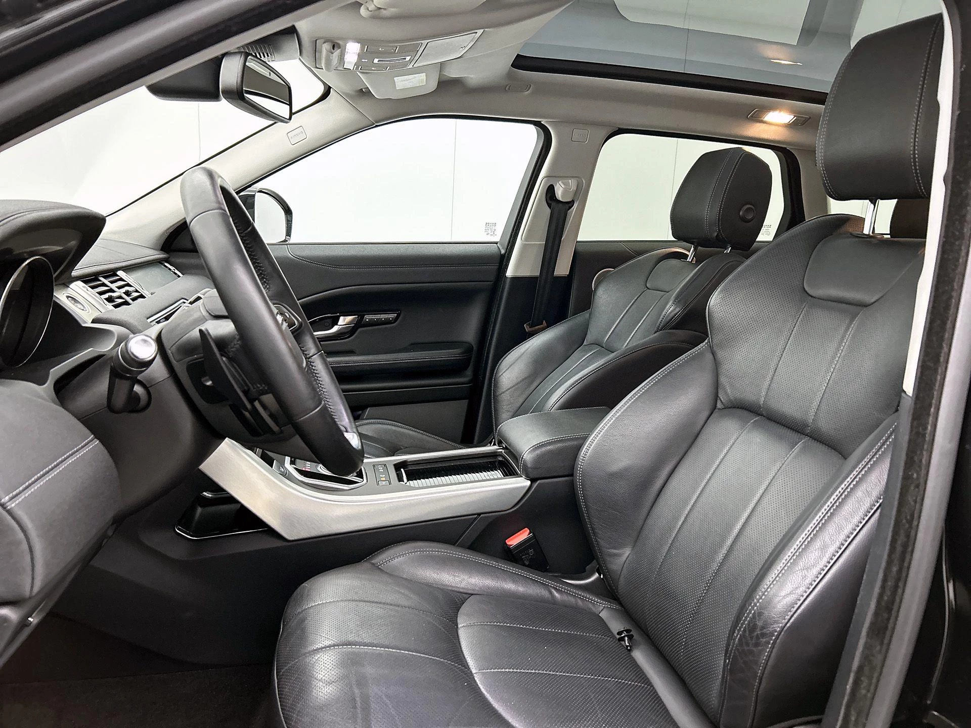 Land Rover-Range Rover Evoque-image-38