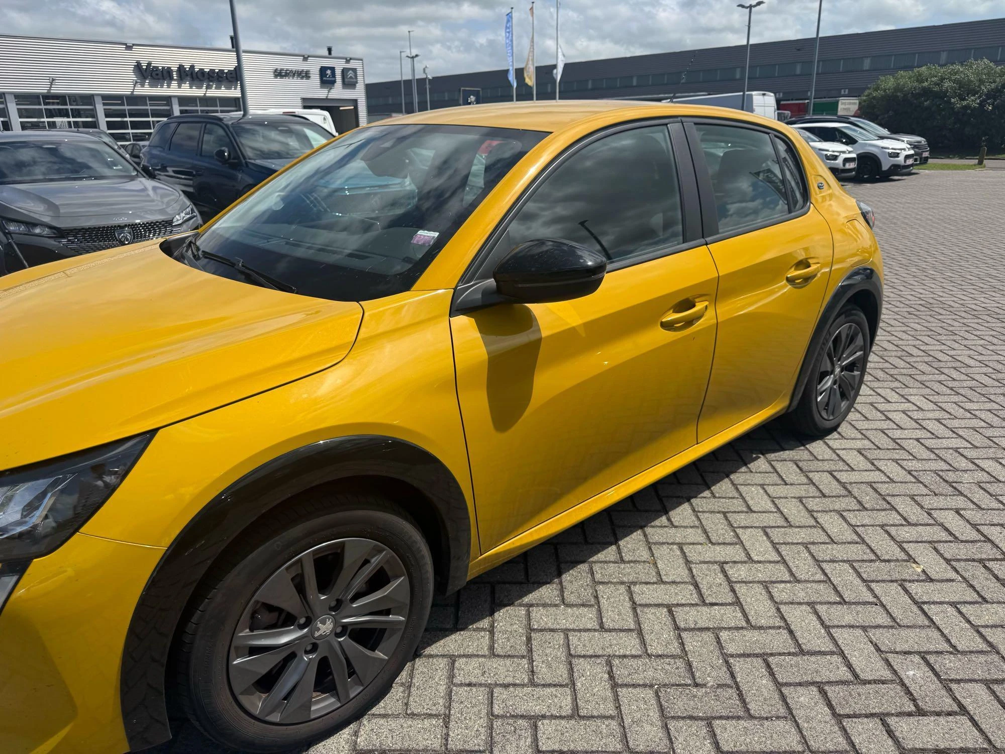 Peugeot-e-208-image-2