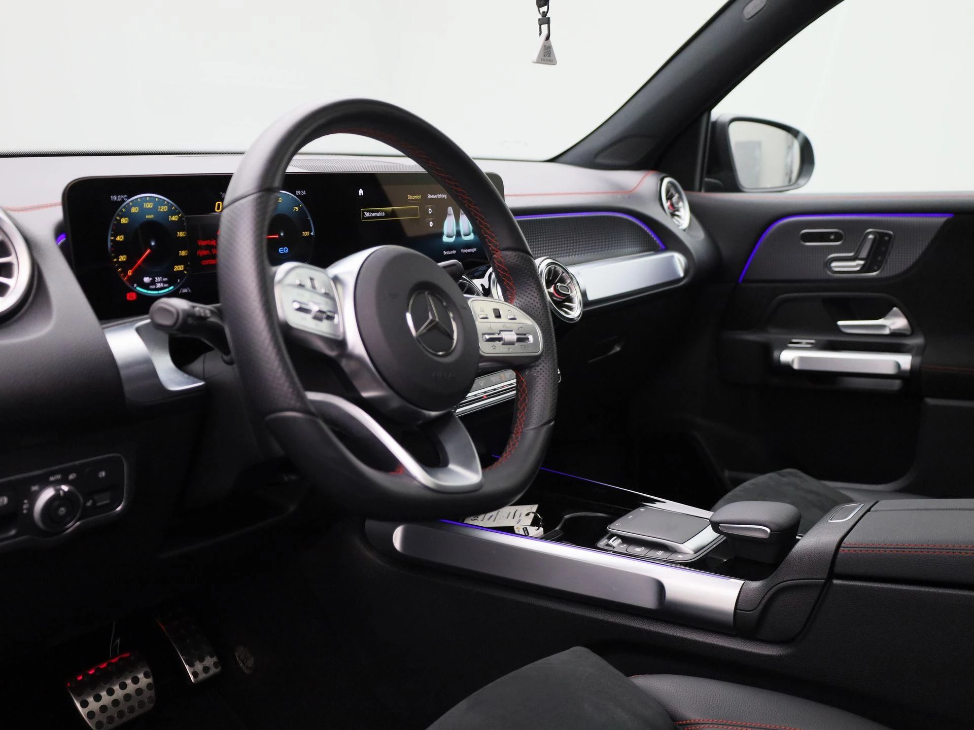 Mercedes-Benz-EQB-image-33