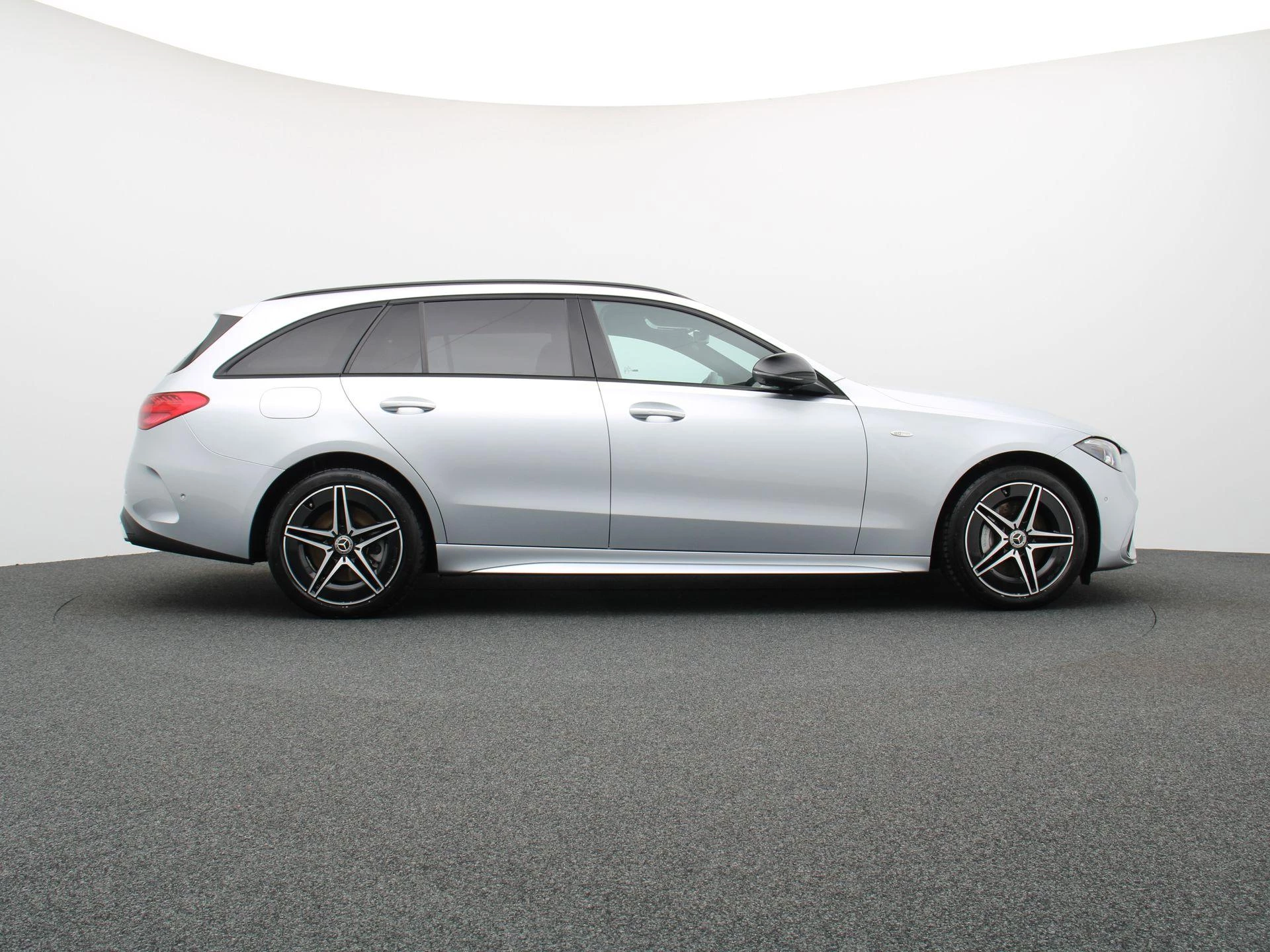 Mercedes-Benz C-Klasse 300 e AMG Line Estate + PANORAMISCH DAK + DIGITAL LIGHT + BURMESTER +