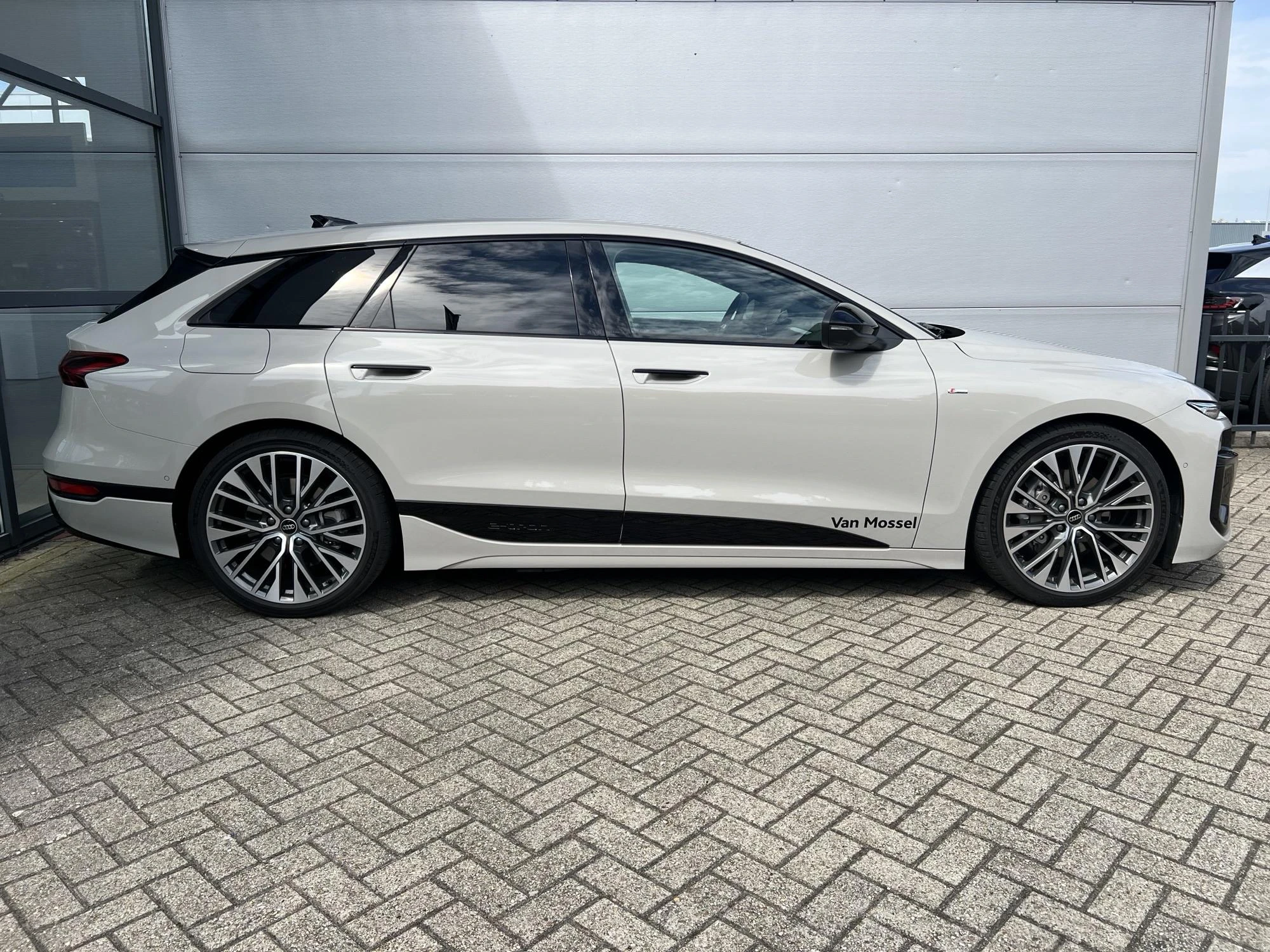 Audi-A6 Avant e-tron-image-3