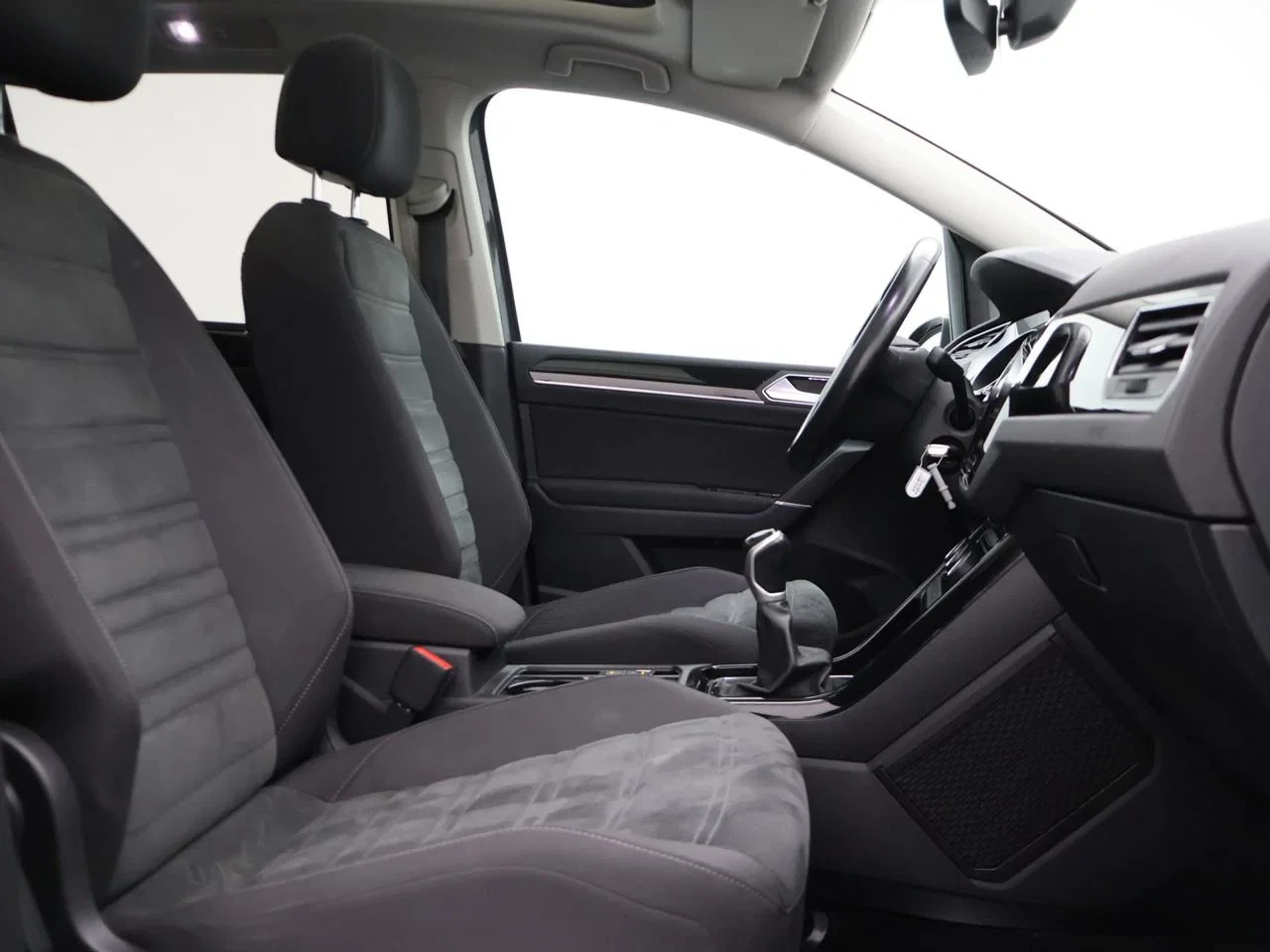 Volkswagen-Touran-image-8