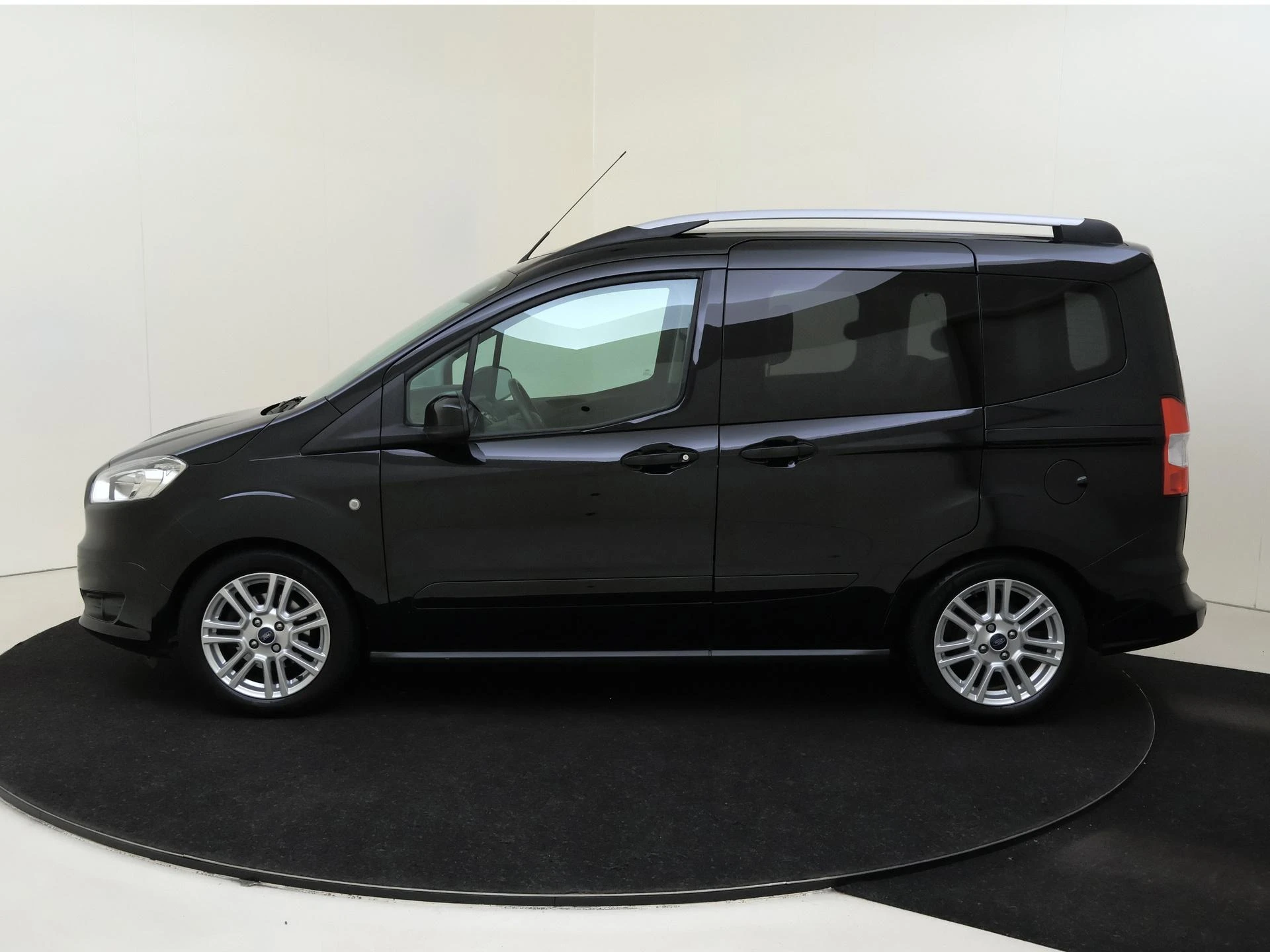 Ford-Tourneo Courier-image-7