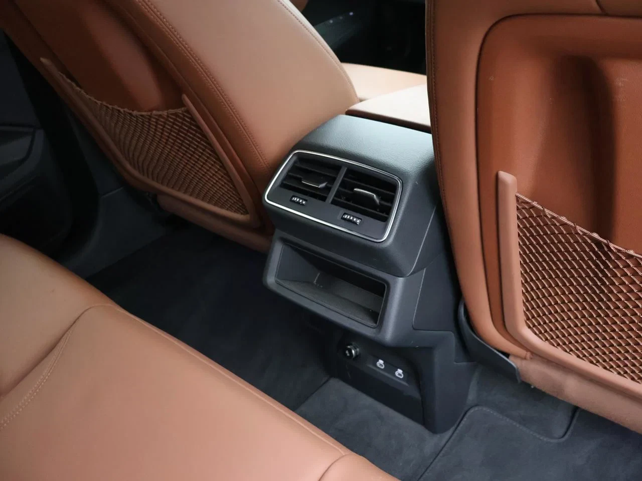 Audi e-tron Sportback Audi e-tron Sportback S-line 55 quattro 408PK *BRUINE LEDER*NAVI*APP CONNECT*BLTH*CRUISE*SPORTZETELS*CAMERA*ZETELVERWARMING*...