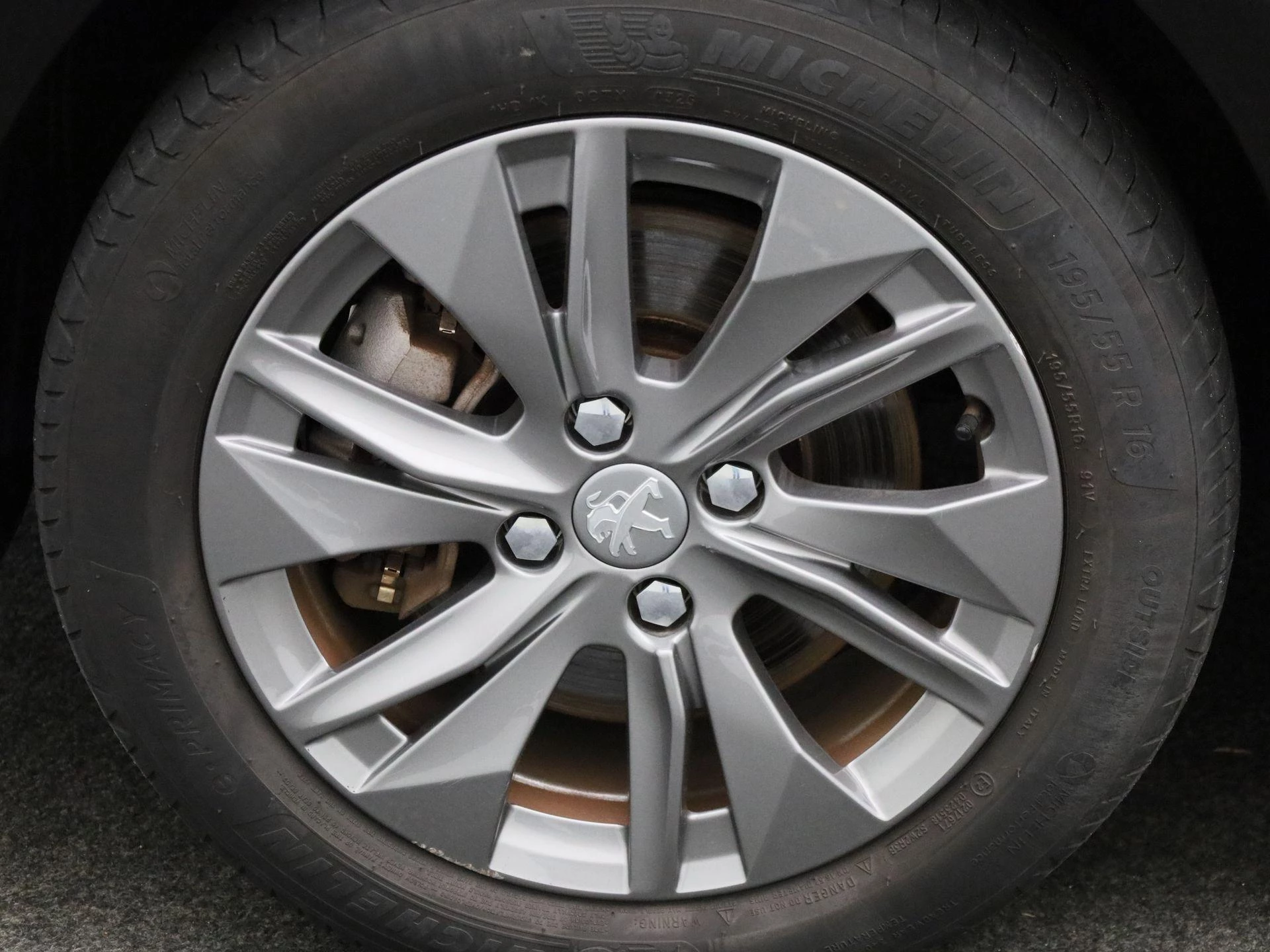Peugeot-e-208-image-15