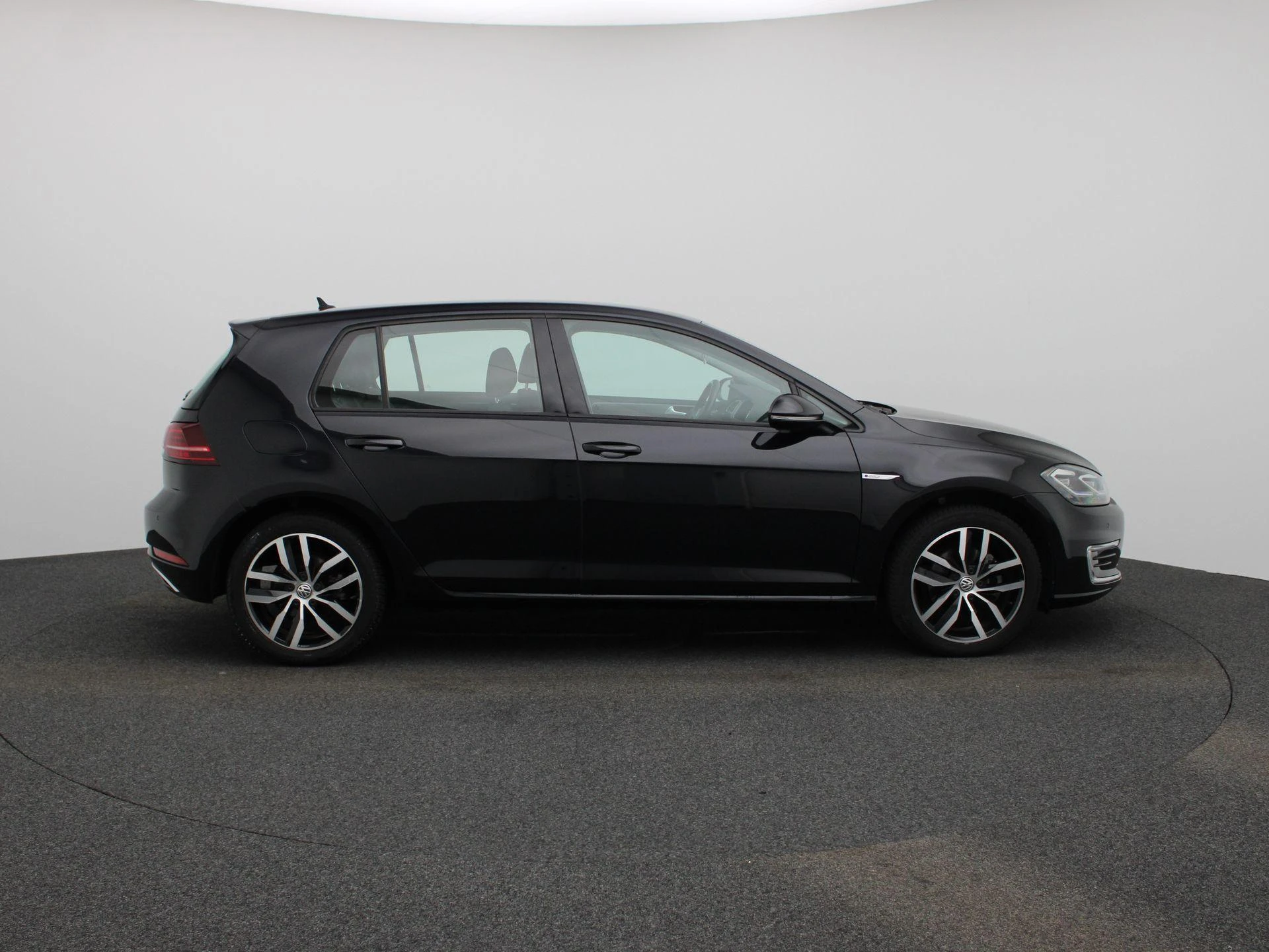Volkswagen-e-Golf-image-5