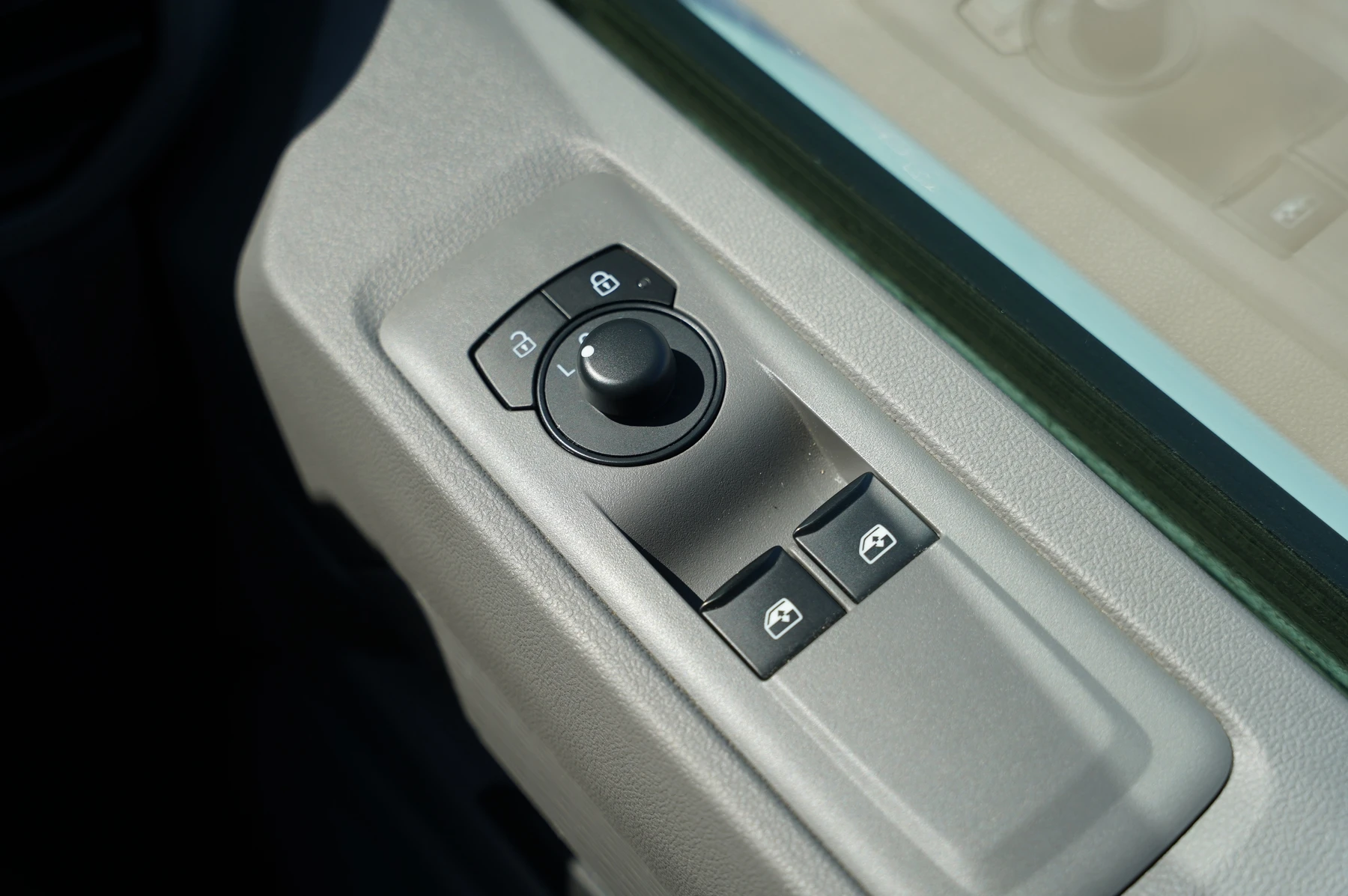 Volkswagen-Transporter-image-12