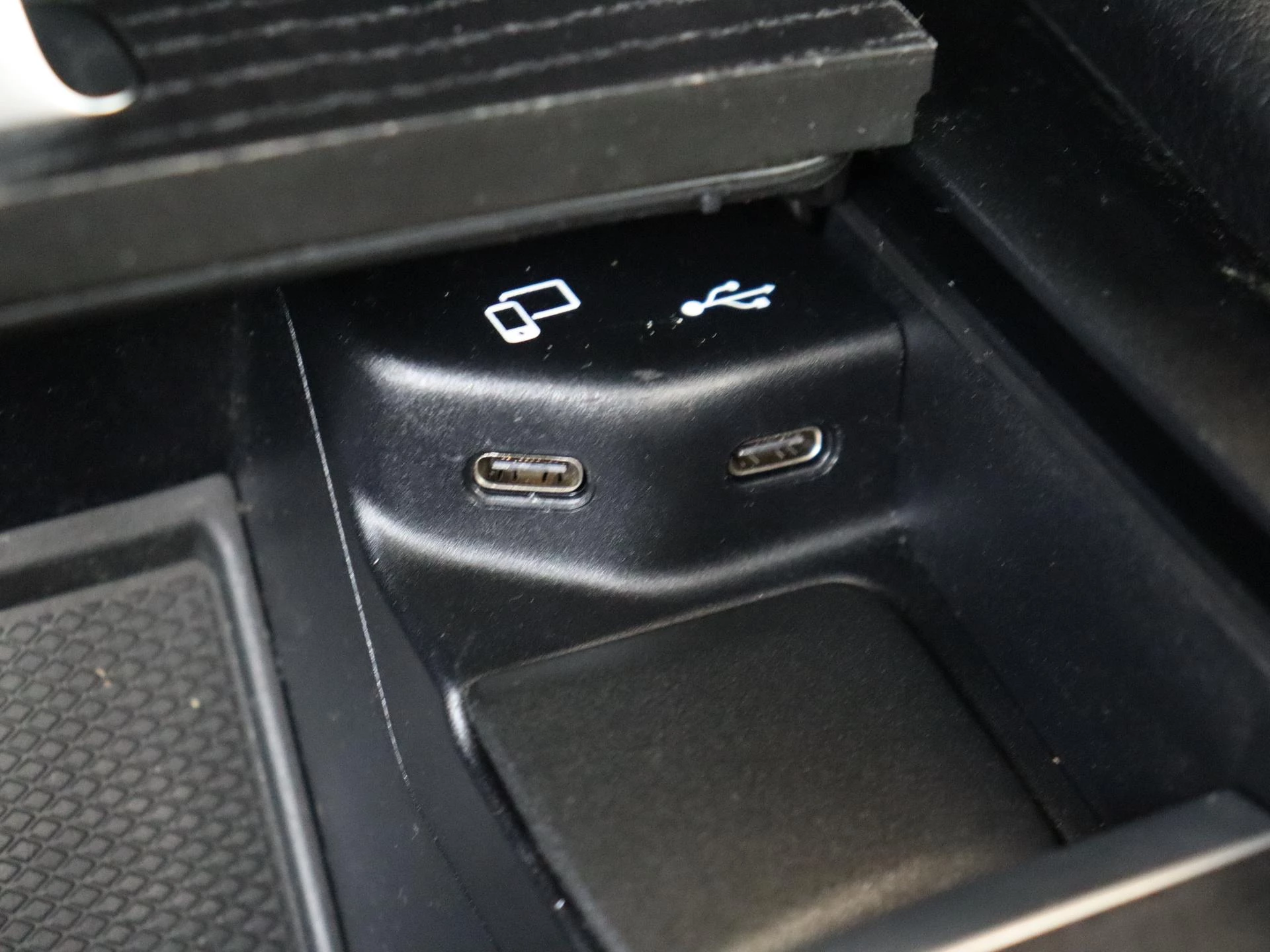 Mercedes-Benz-GLE-image-26