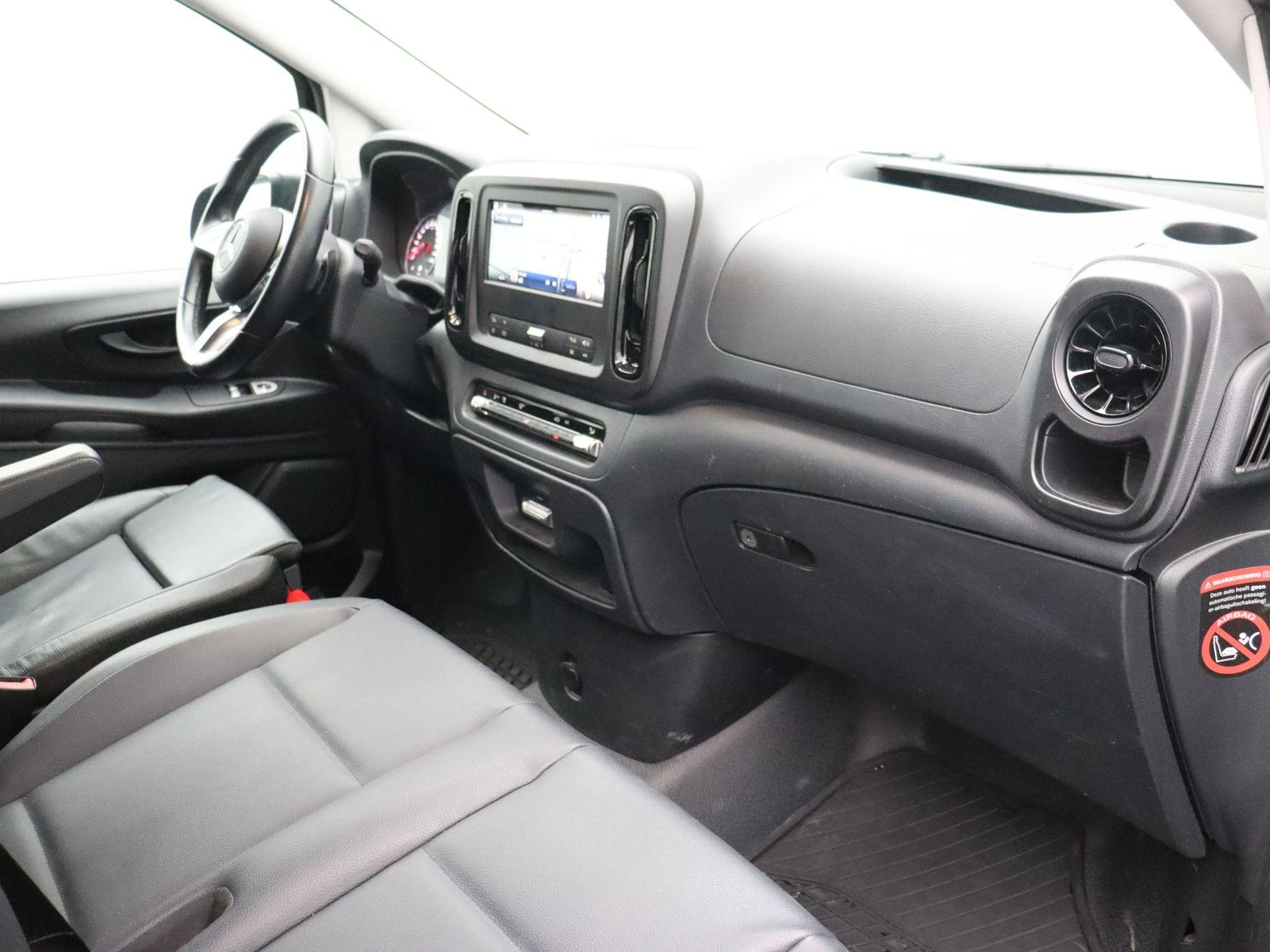 Mercedes-Benz-Vito-image-17