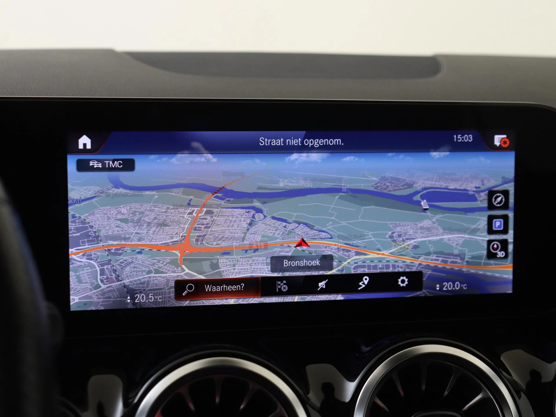 Mercedes-Benz-GLA-image-16