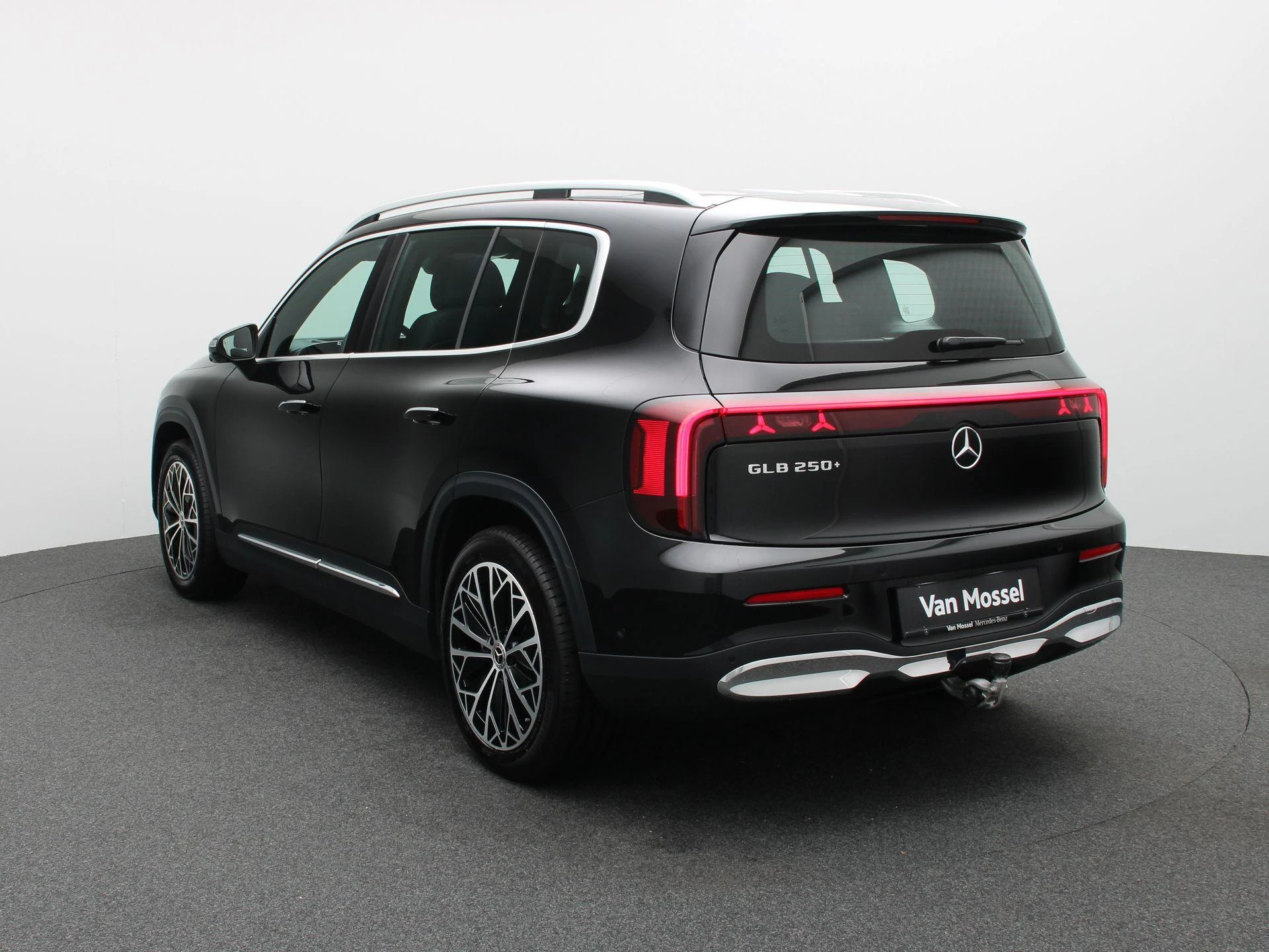 Mercedes-Benz-GLB-image-1