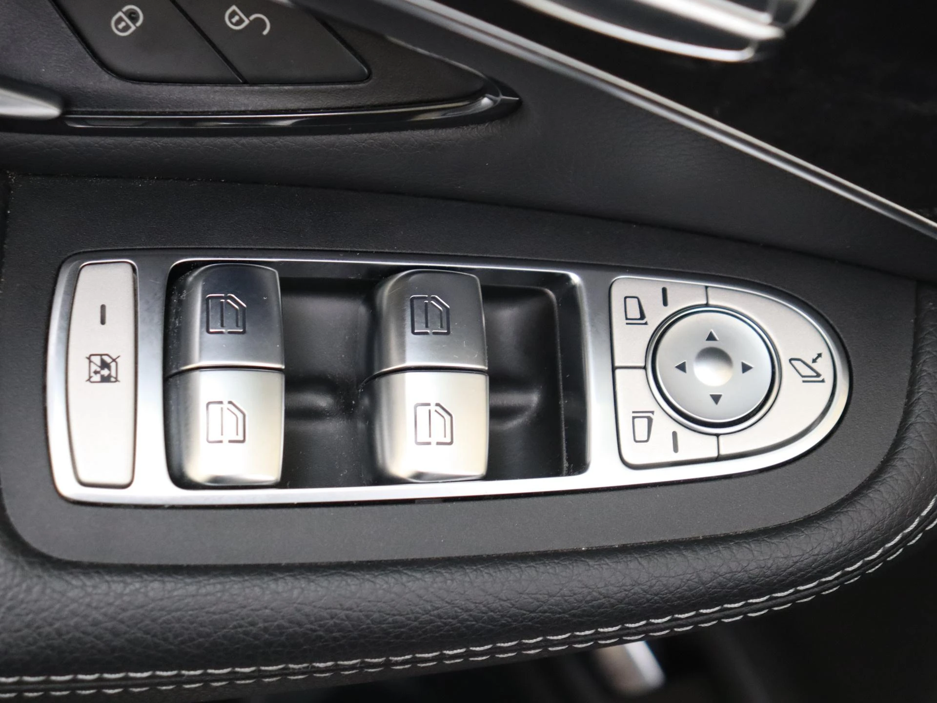 Mercedes-Benz-GLC-image-25