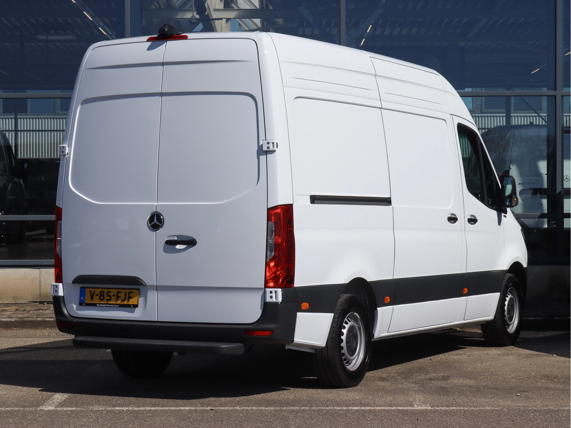 Mercedes-Benz-Sprinter-image-1