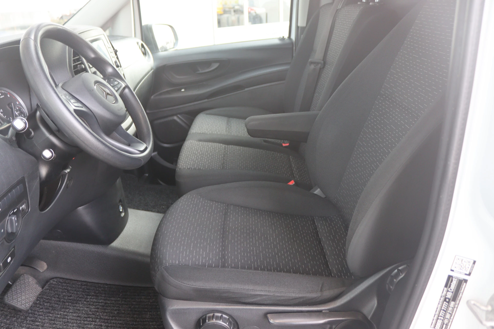 Mercedes-Benz-Vito-image-12