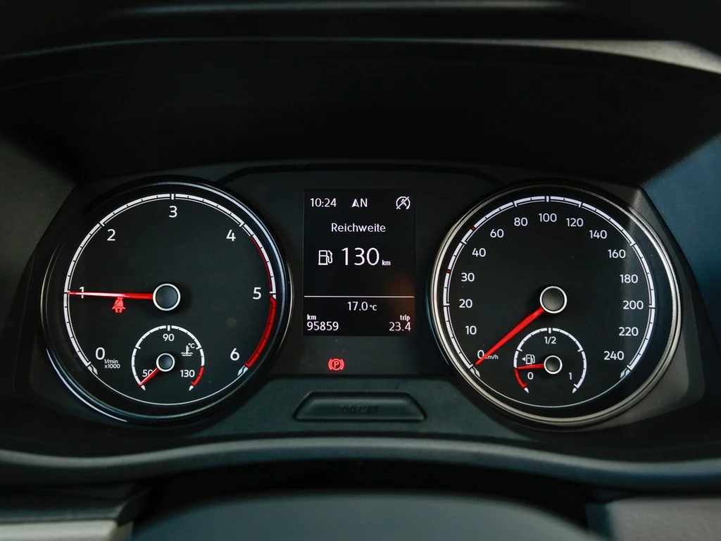 Volkswagen-Transporter-image-13