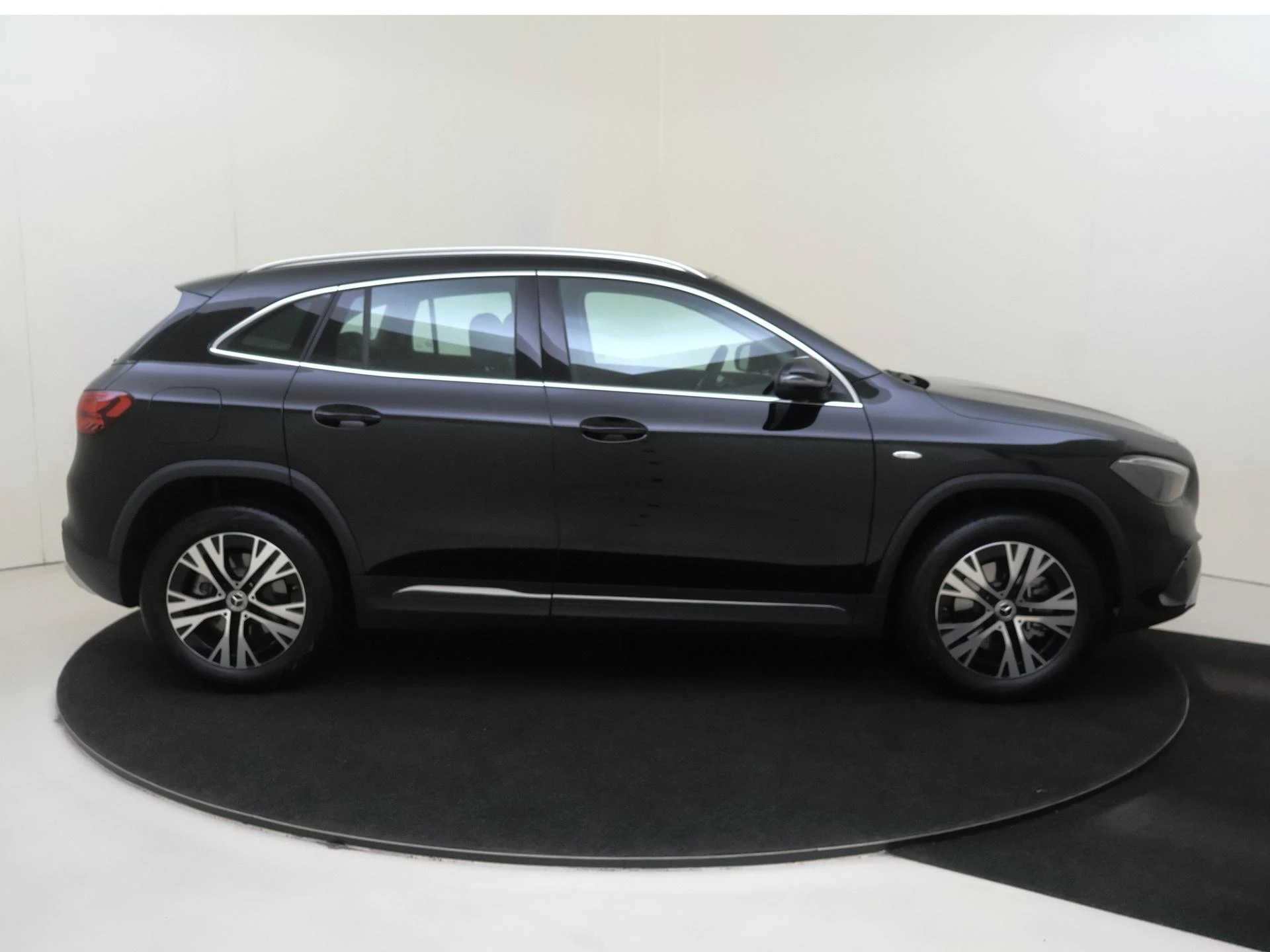 Mercedes-Benz-GLA-image-8