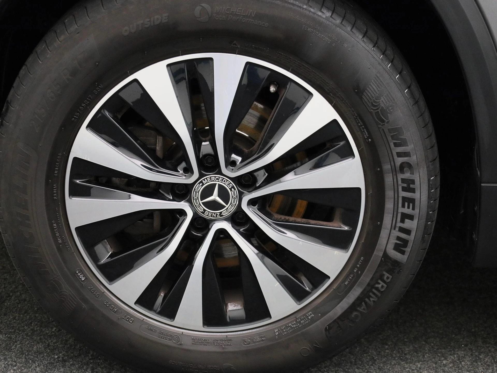 Mercedes-Benz-GLA-image-11